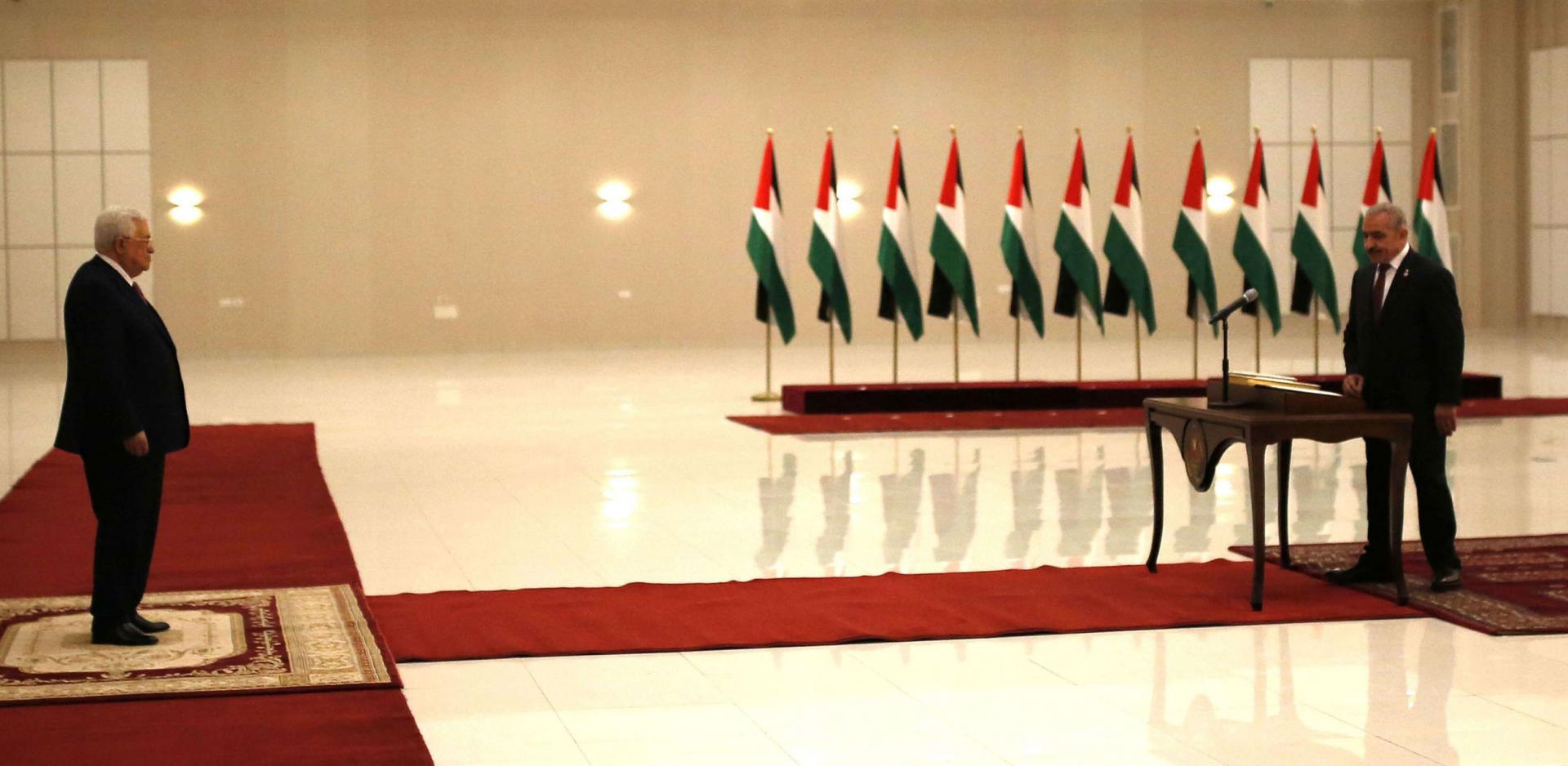 رئيس الحكومة الفلسطينية الجديدة محمد اشتيه يؤدي اليمين الدستوري امام الرئيس محمود عباس