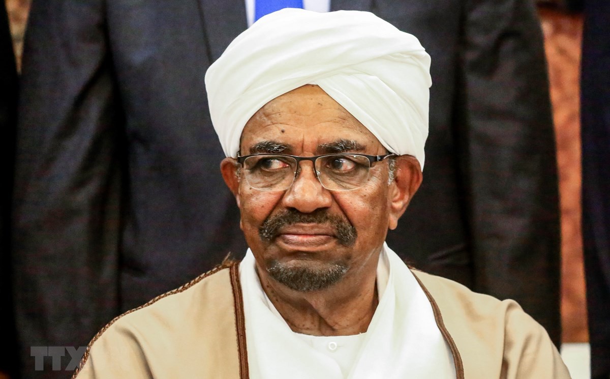 البشير في مأمن من المحاكمة في الخارج