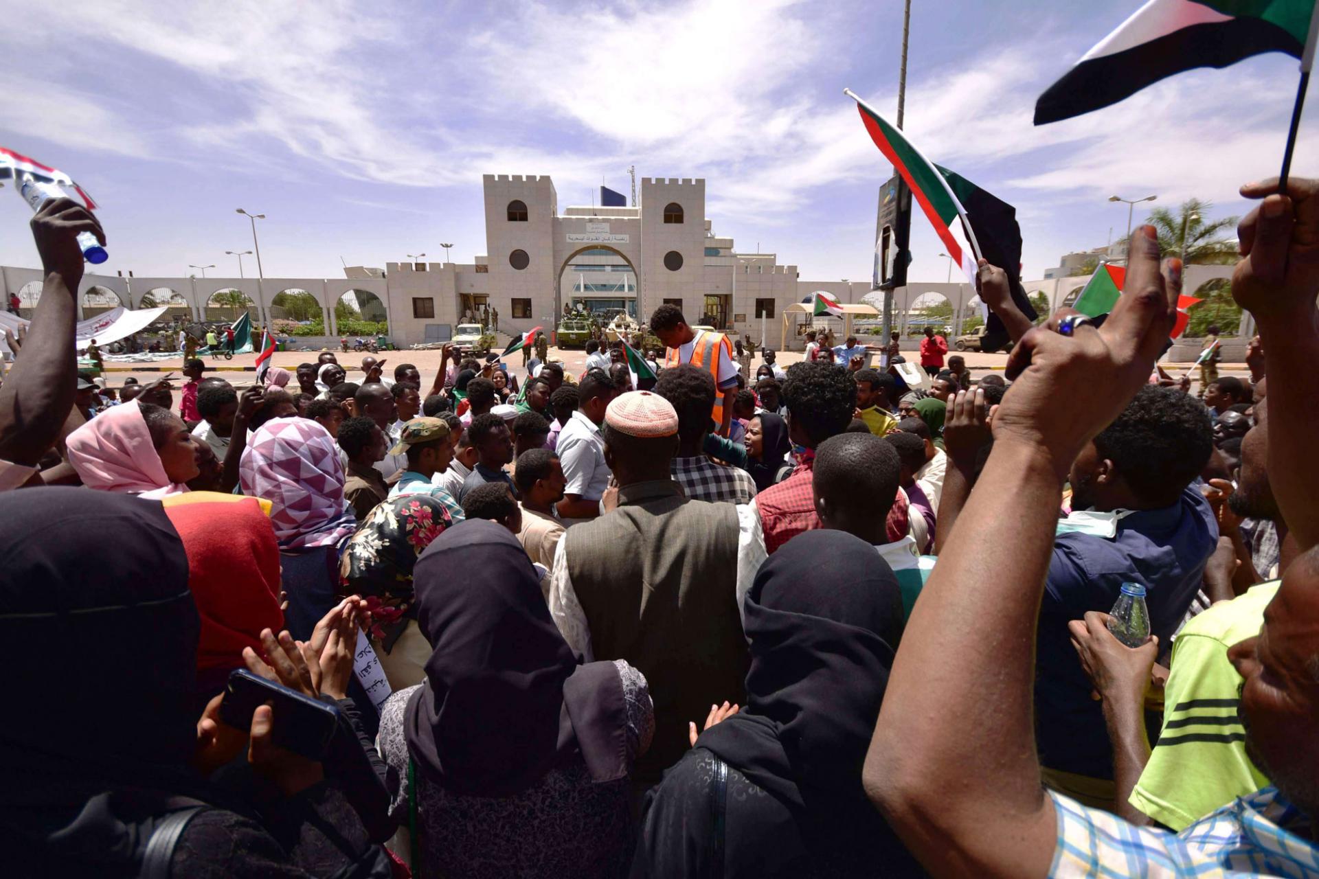 المحتجون في السودان