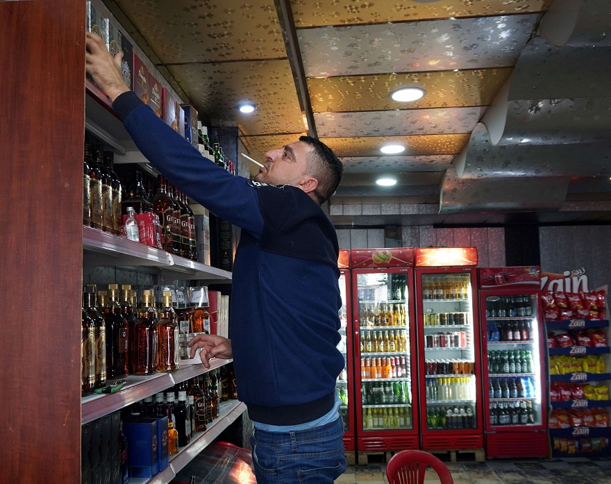 تاجر خمور بالموصل