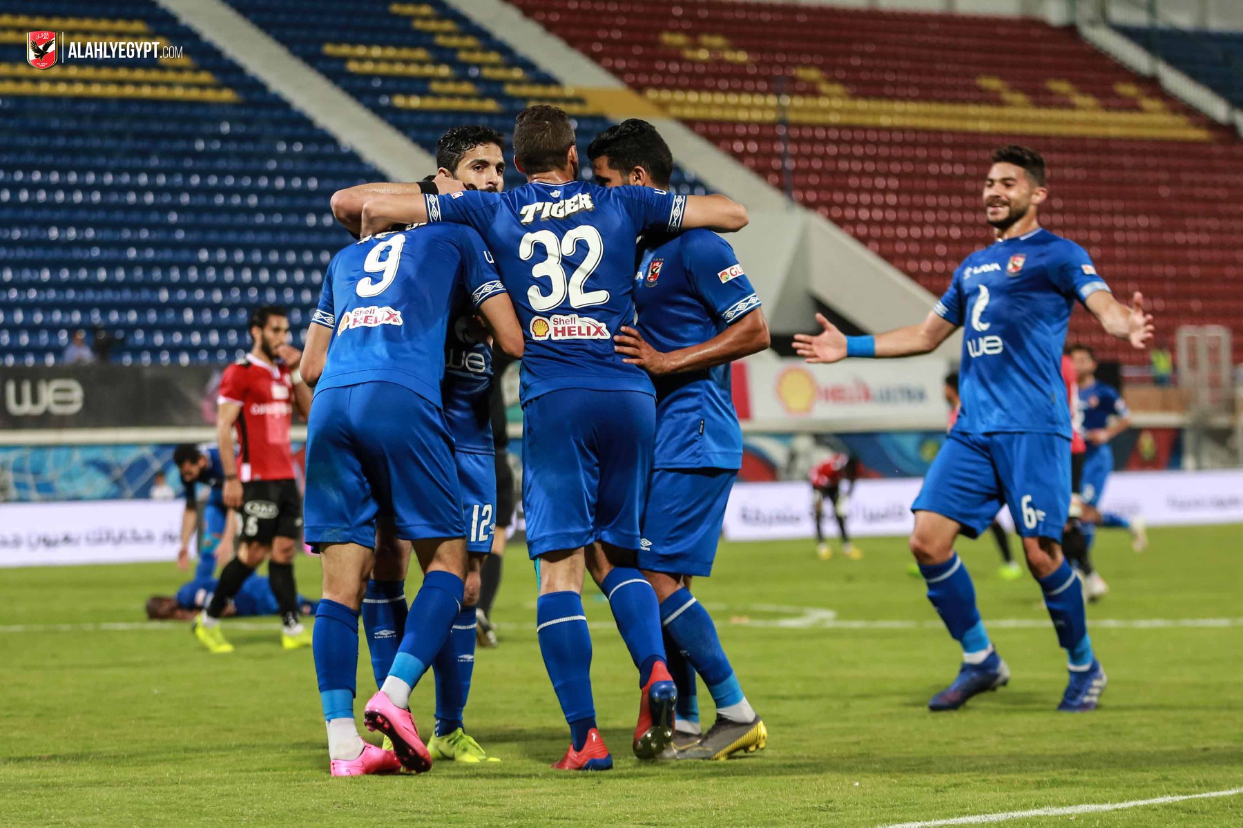 لاعبو الاهلي يحتفلون بالهدف الثاني في شباك طلائع الجيش