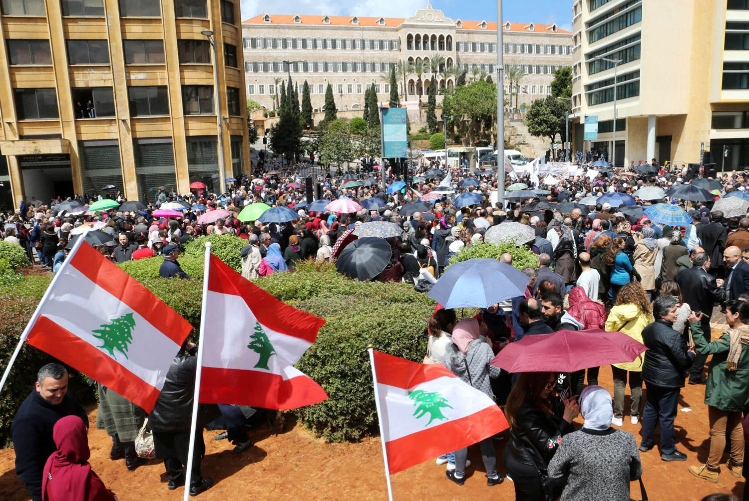 تجمع للبنانيين في بيروت يحتجون على مشروع الميزانية