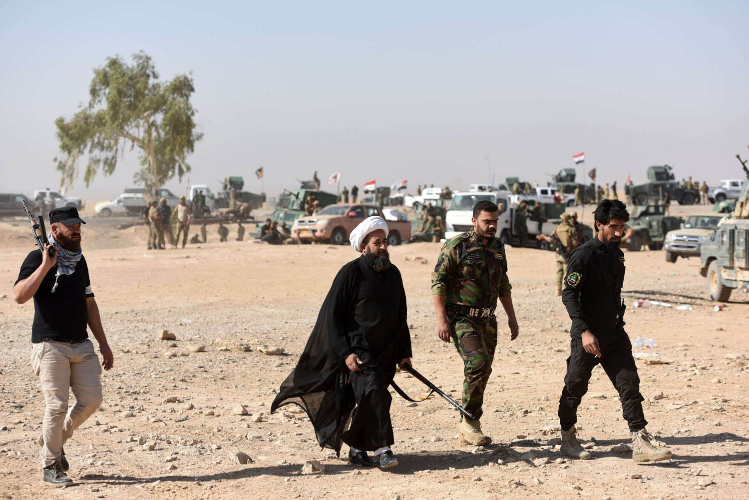 معمم مع أفراد من الحشد الشعبي جنوب الموصل