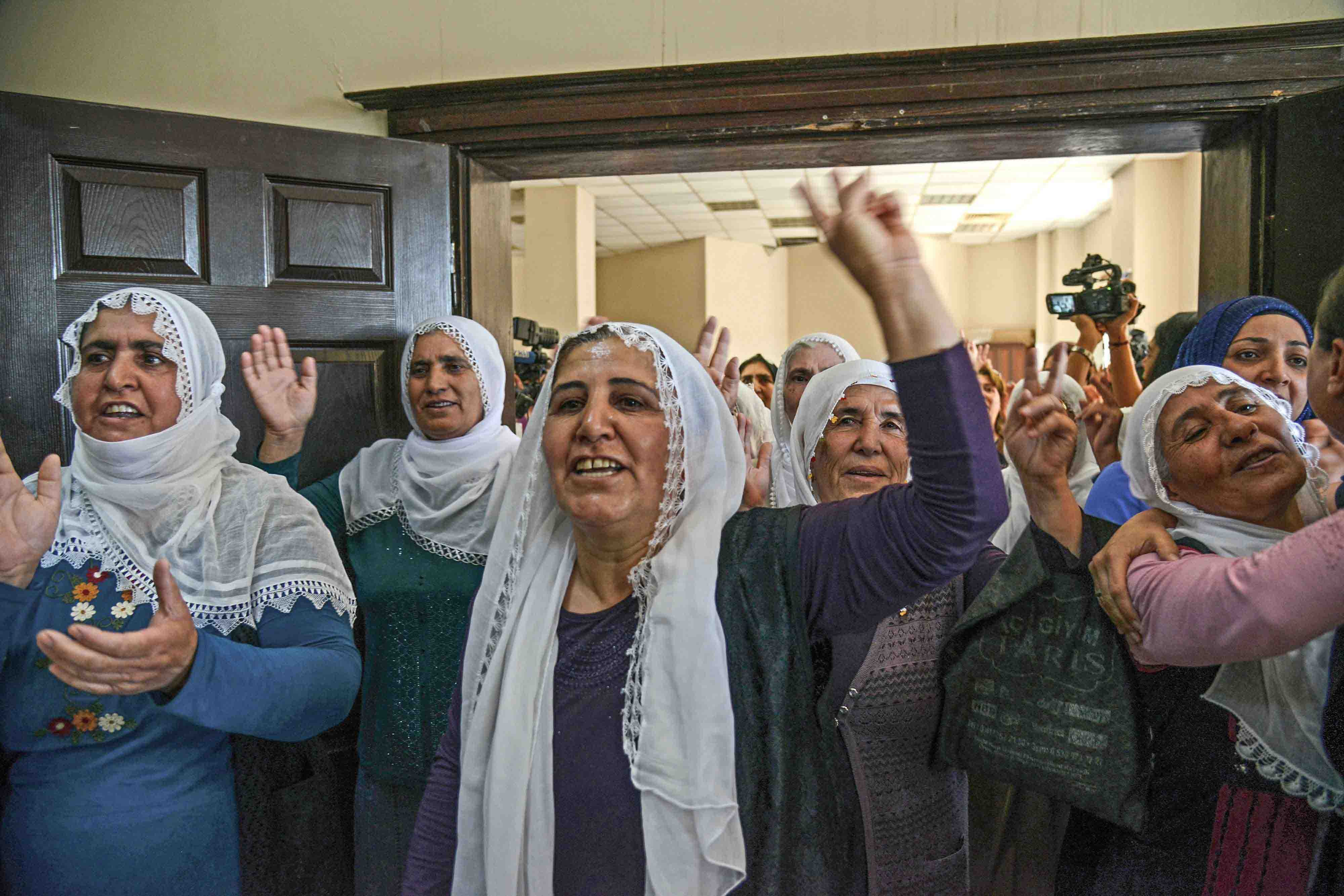 Supporters and relatives of Kurdish prisoners celebrate end of protest