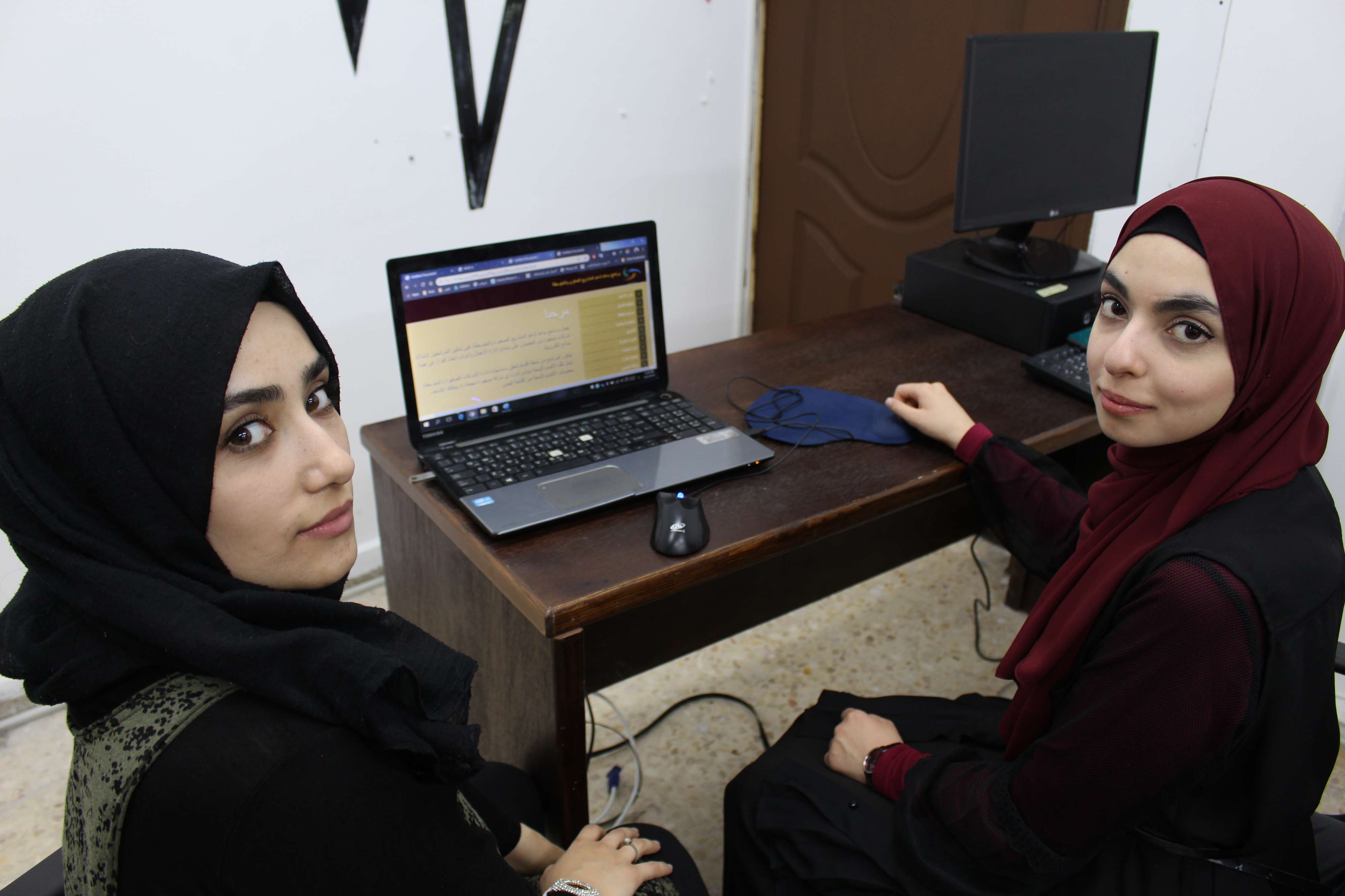 بشرى وهناء خلال استعراض تطبيق ساعد