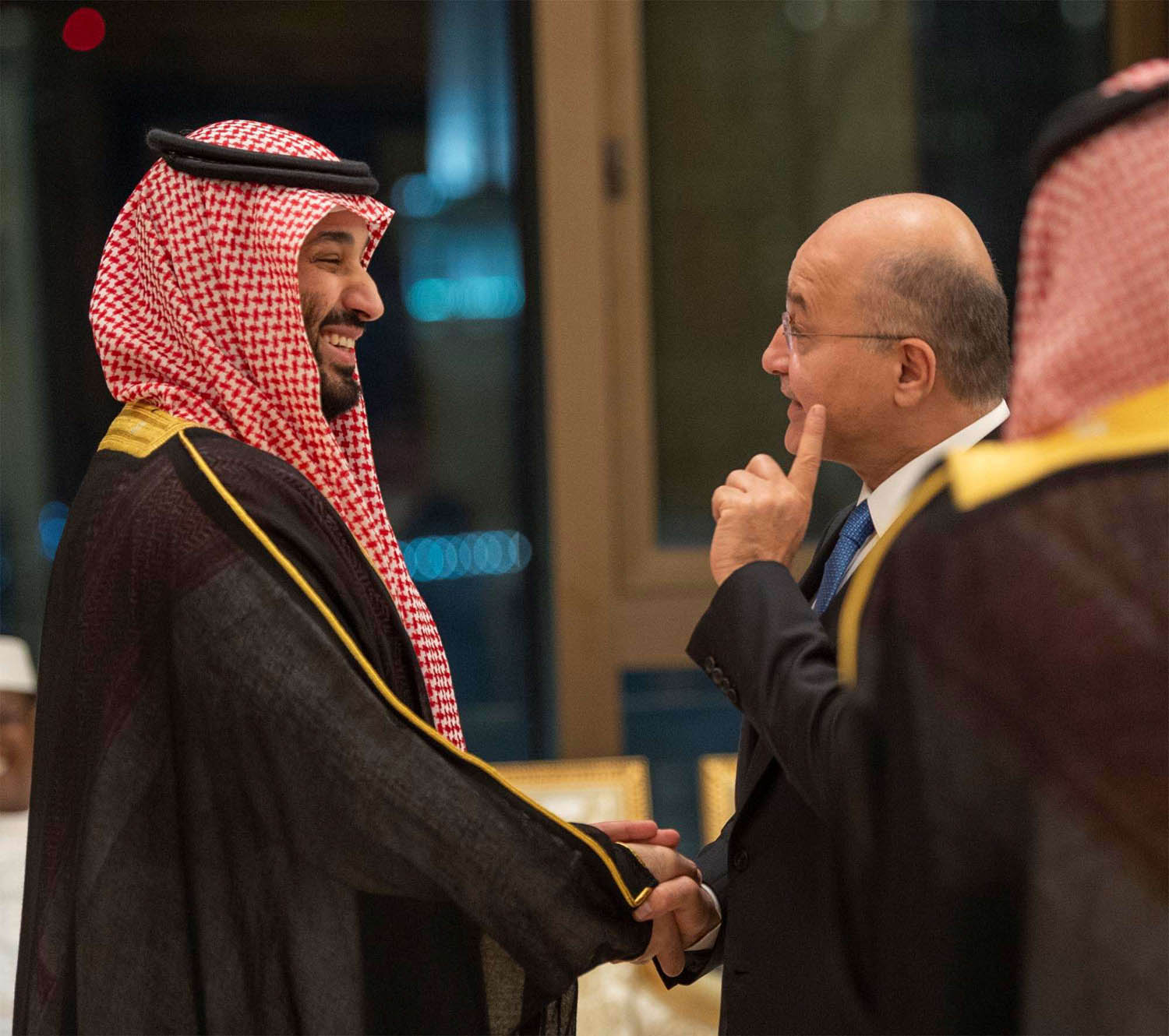 الرئيس العراقي برهم صالح يتحدث إلى ولي العهد السعودي الأمير محمد بن سلمان في قمة مكة