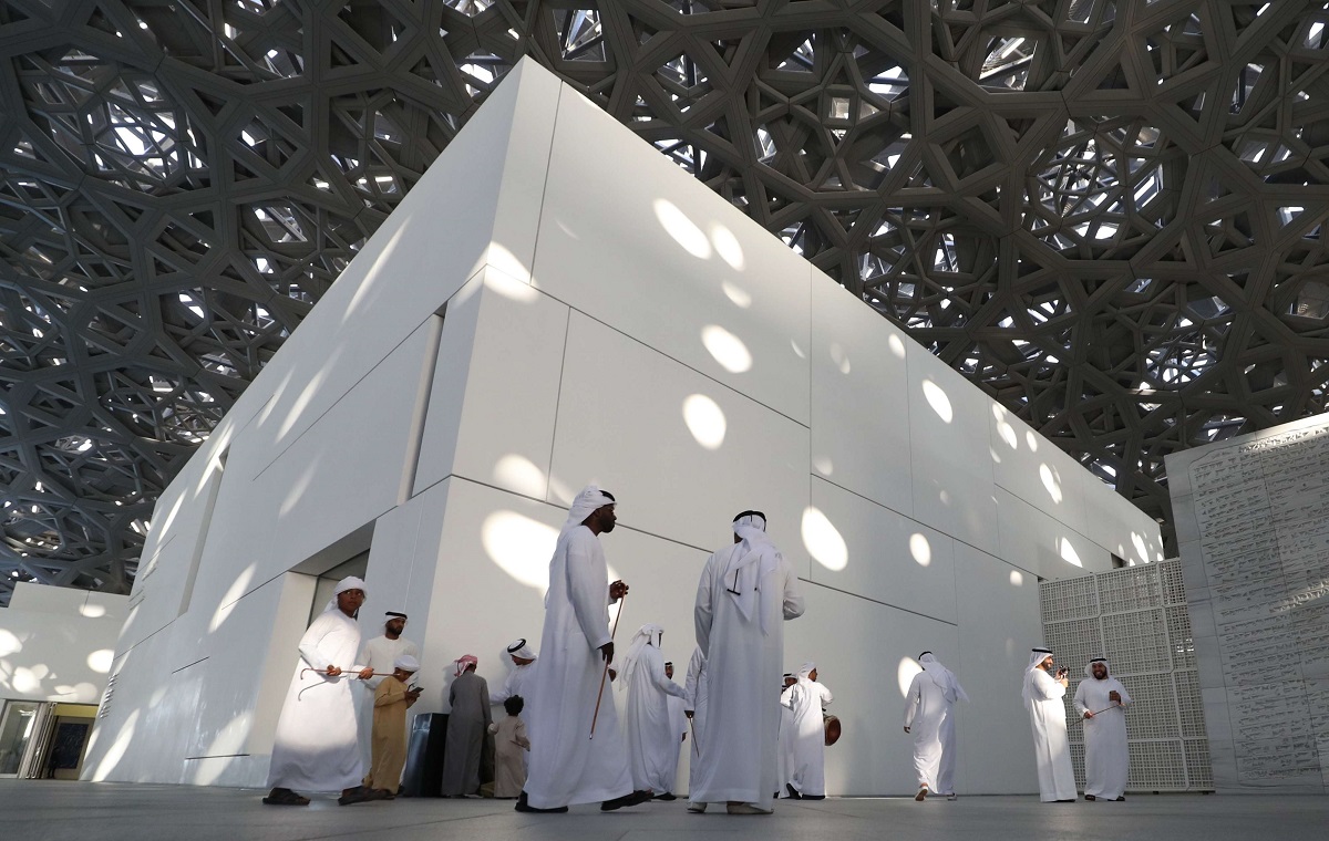 زوار في متحف اللوفر أبوظبي
