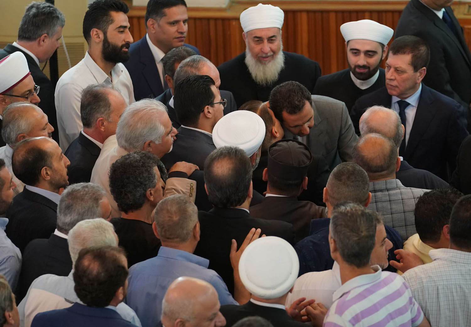 الرئيس السوري بشار الأسد مع حشد من مؤيديه في صلاة العيد في دمشق
