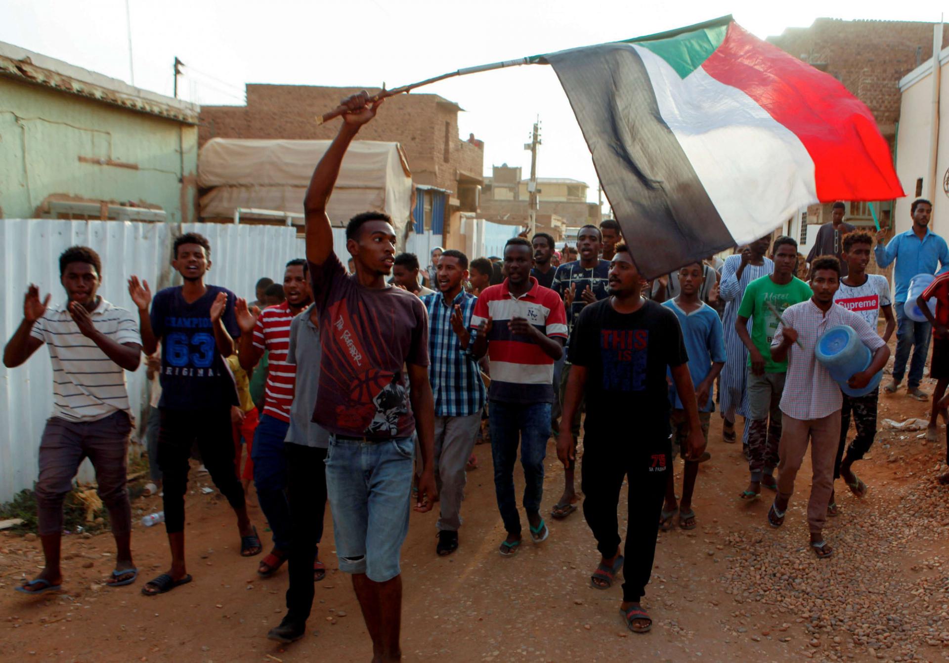 المحتجون السودانيون