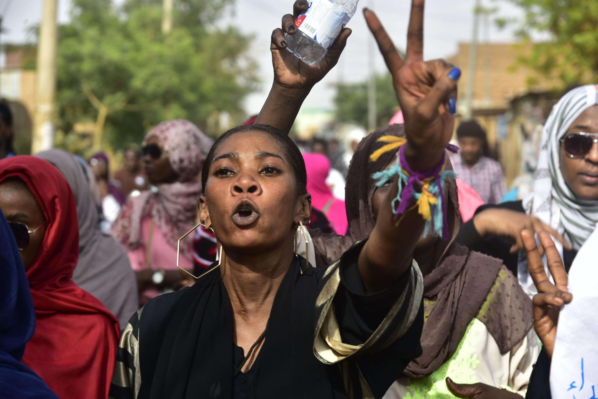 المحتجون في السودان