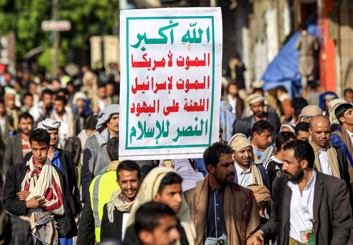 طفل يرفع علم اليمن في مسجد للحوثيين في صنعاء