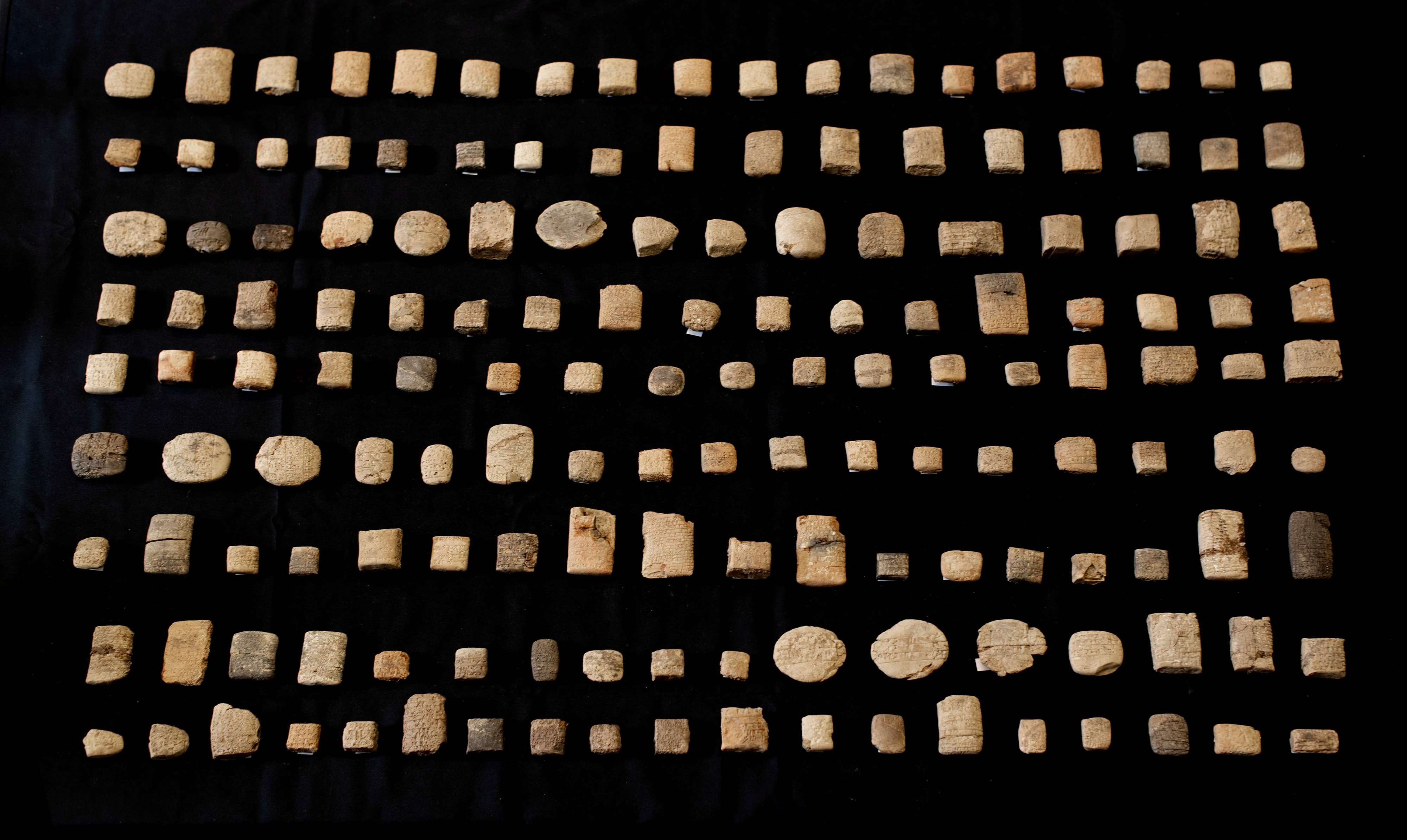 157 لوحا أثريا بالكتابة المسمارية