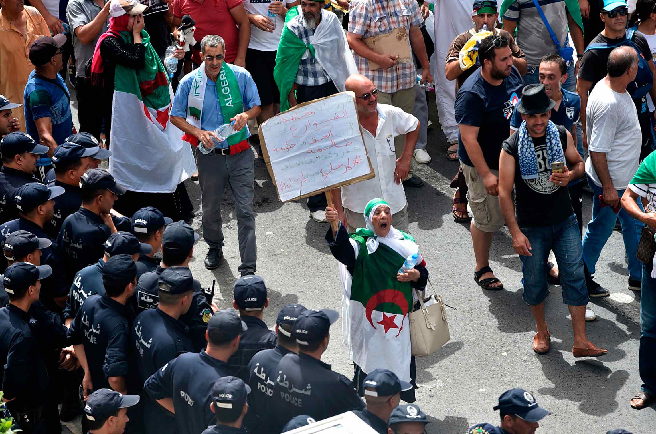 الشارع مصر على رحيل بقايا نظام بوتفليقة من الحكم