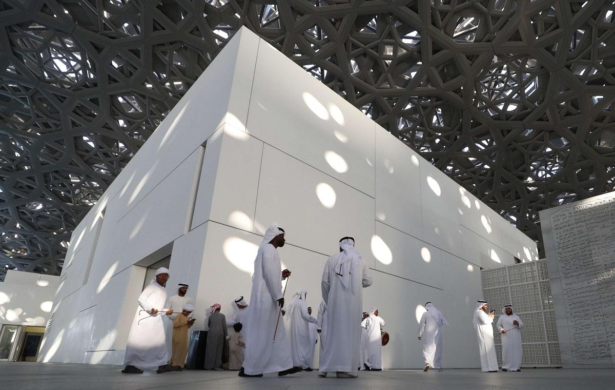 زوار إماراتيون في معرض اللوفر أبوظبي