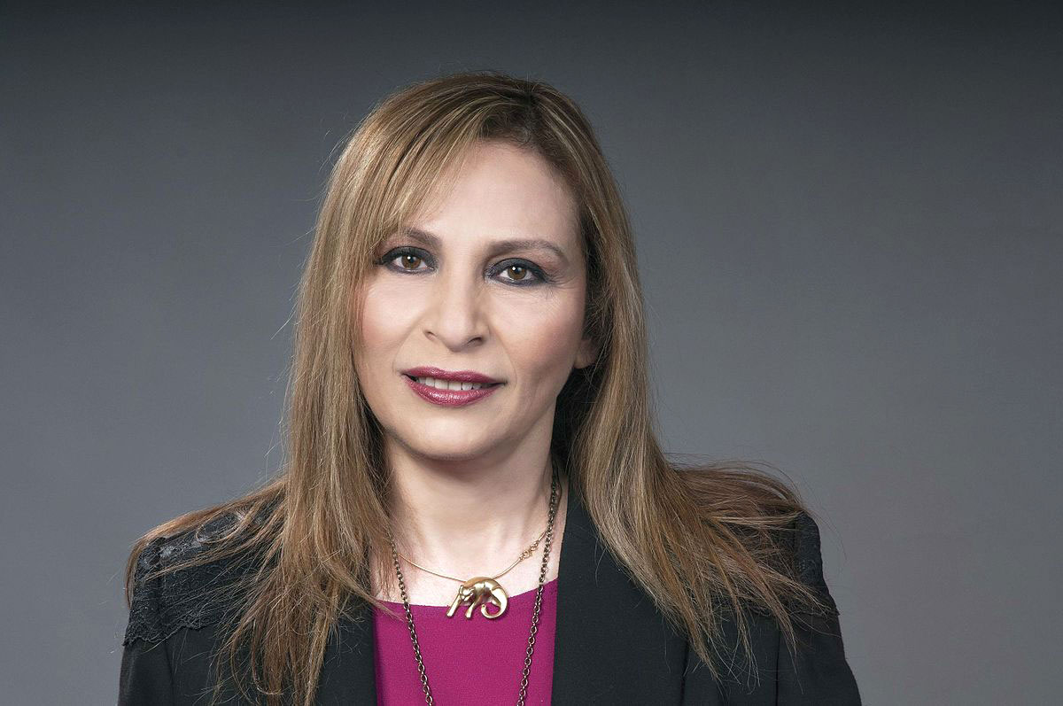 امرأة ترسم امرأة