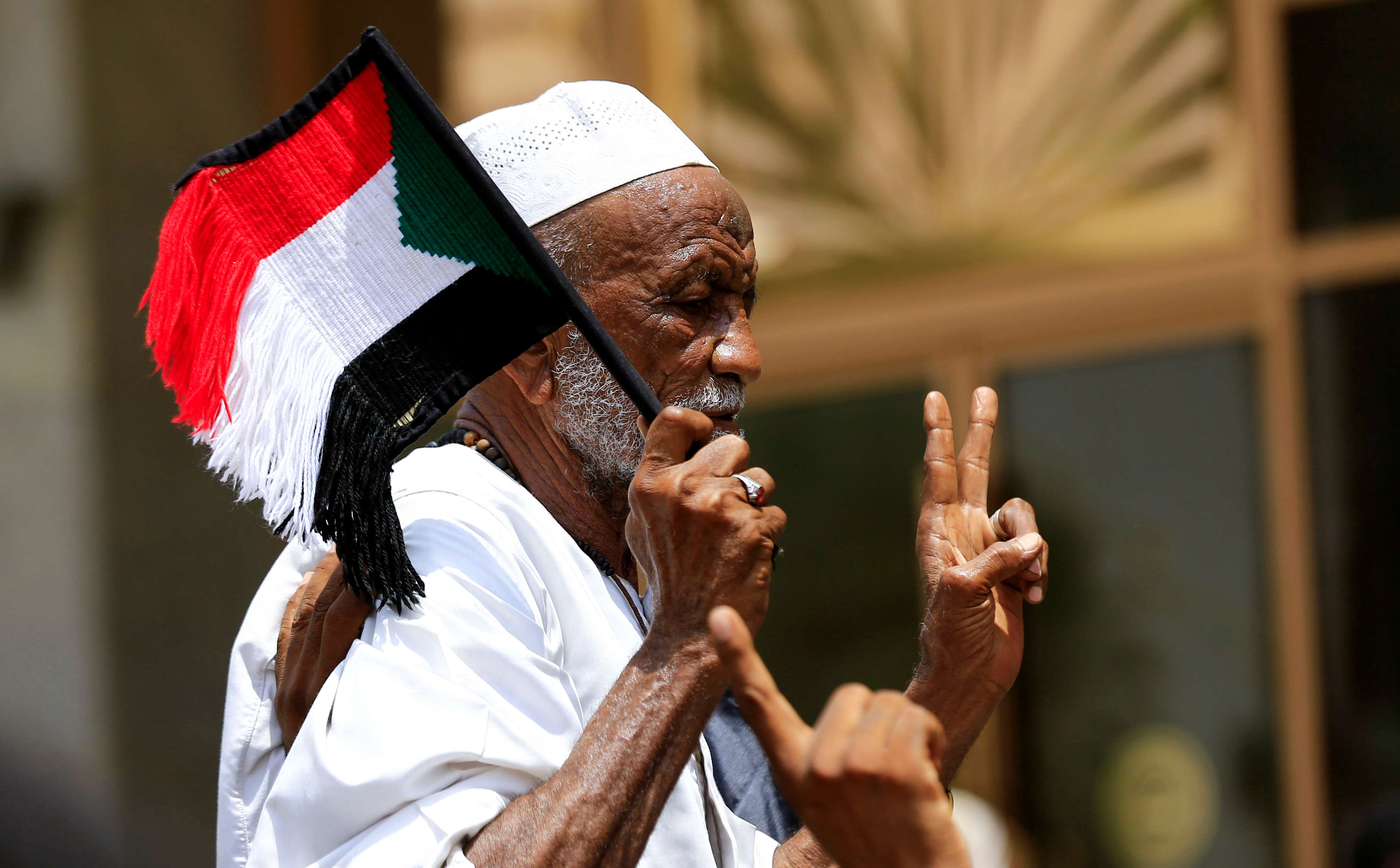 السودانيون يحتفلون بتوقيع الاتفاق