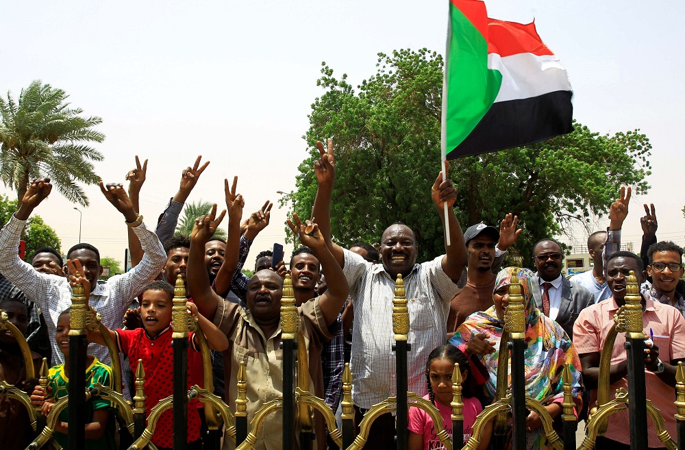 السودانيون يحتفلون بالانتقال المدني