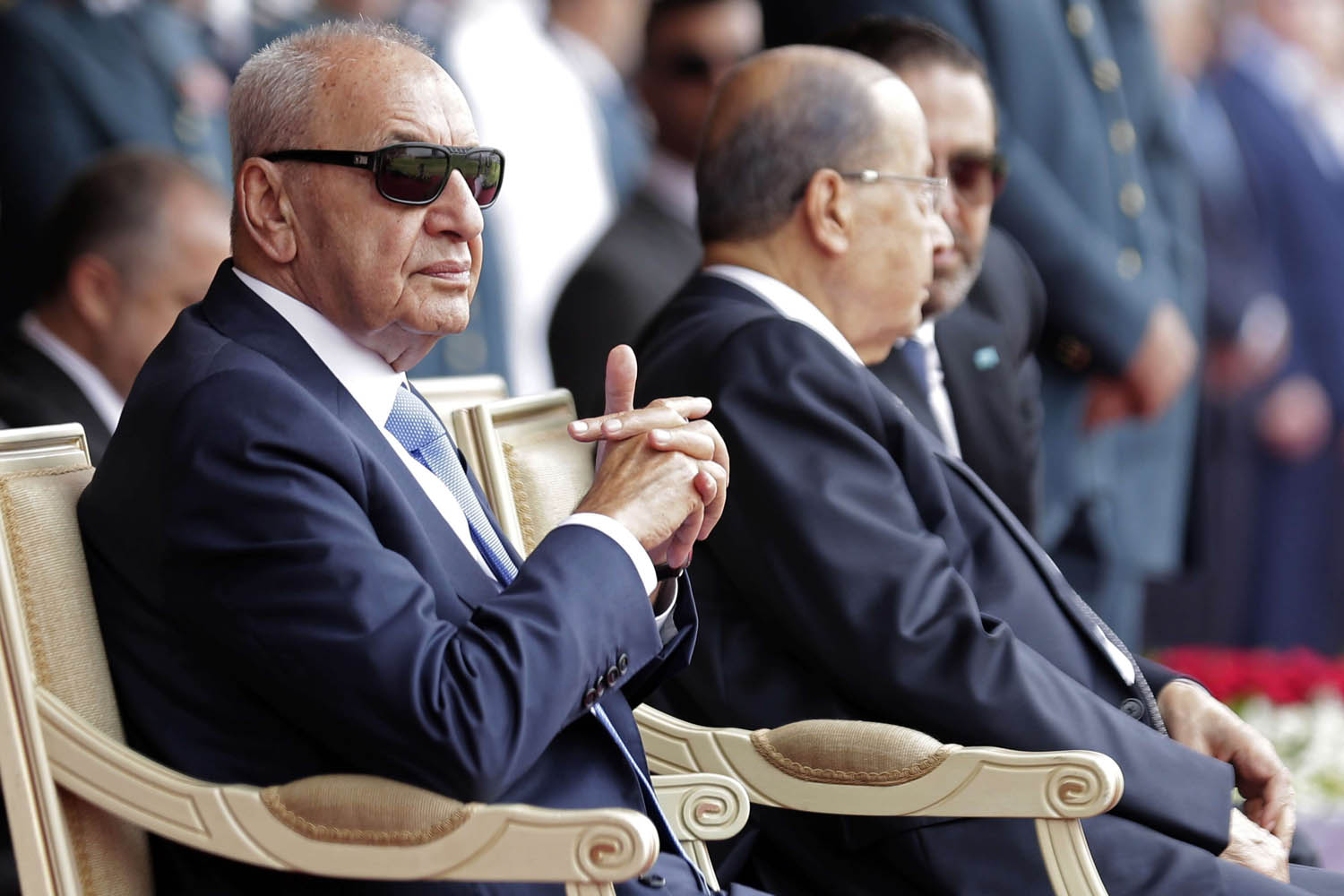 الرئيس اللبناني ميشال عون يتوسط رئيس مجلس النواب نبيه بري ورئيس الوزراء سعد الحريري