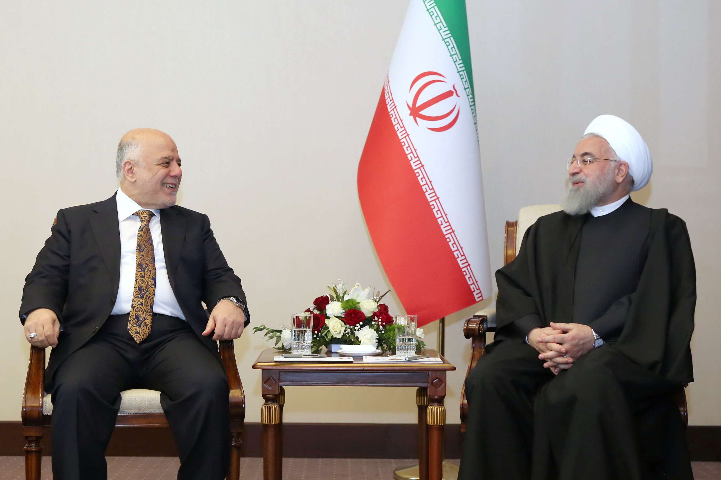 لقاء سابق بين العبادي حين كان رئيسا للوزراء والرئيس الإيراني حسن روحاني