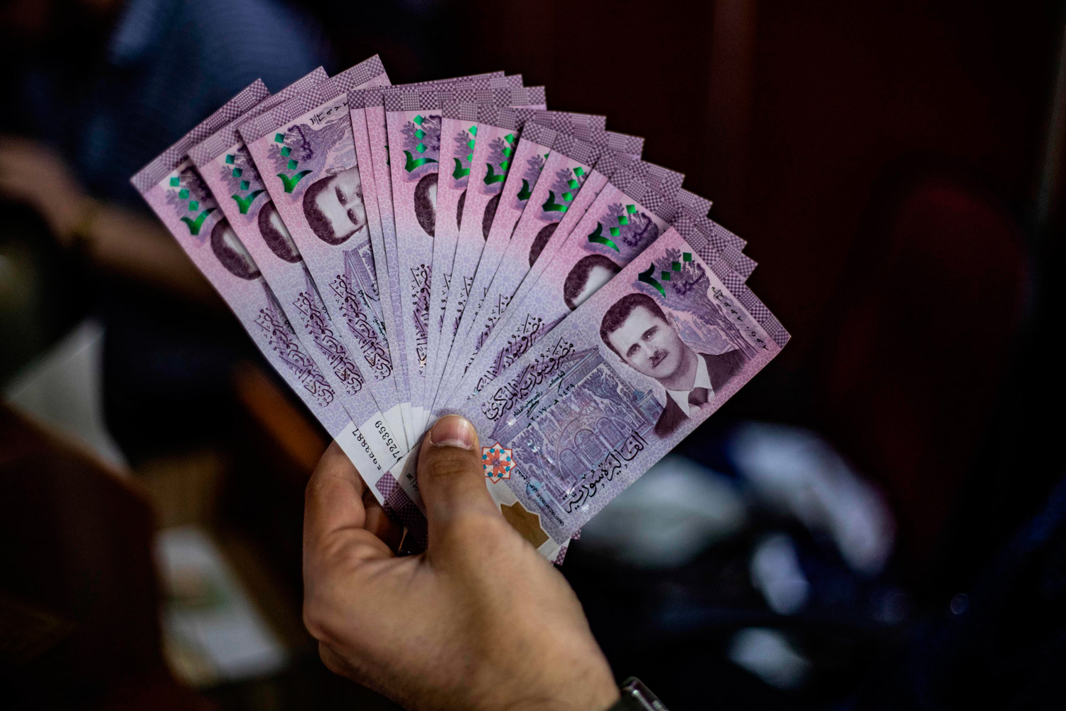 قيمة الليرة السورية لم تعد تفي بحاجيات موظفي الدولة