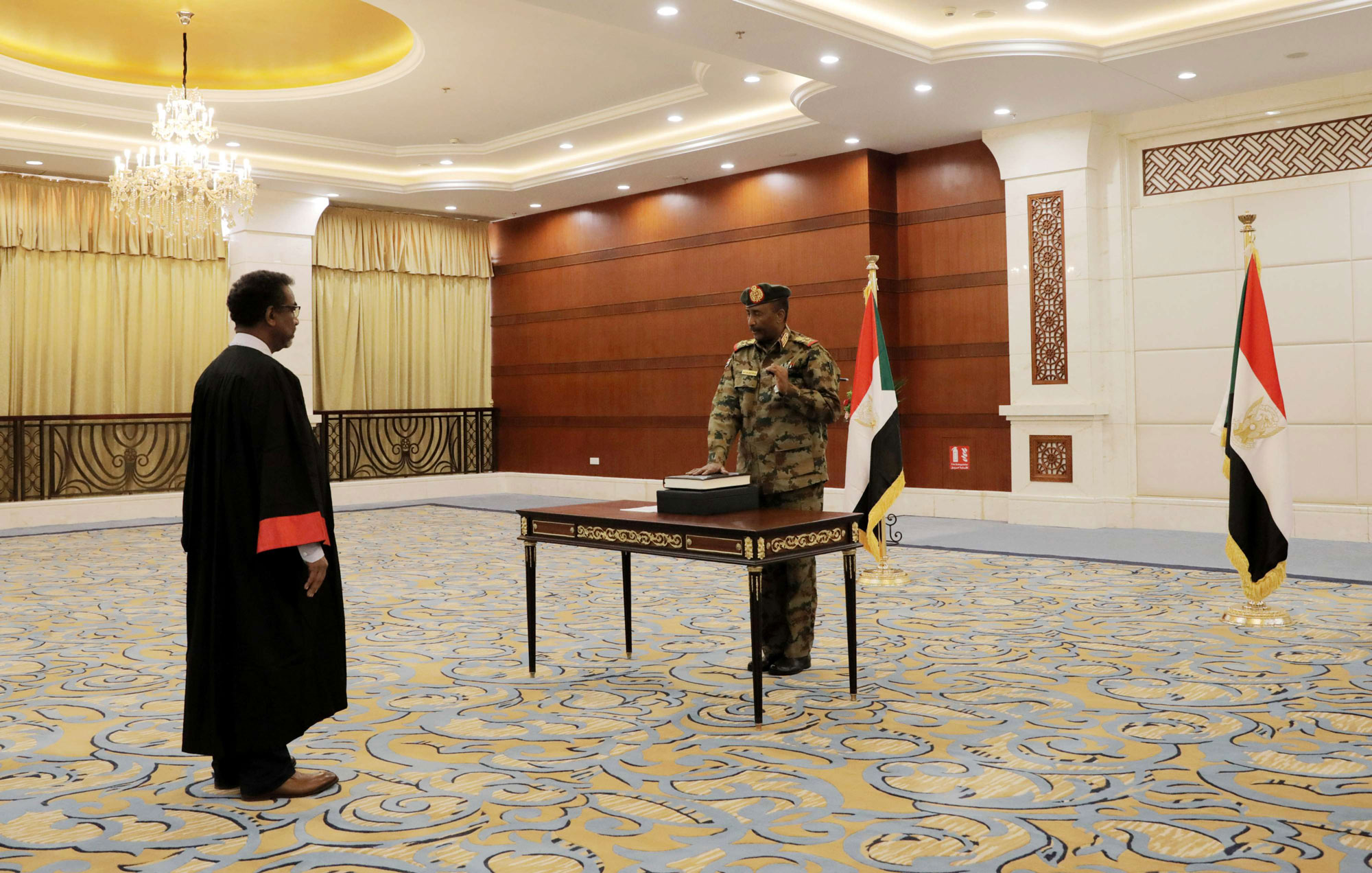 البرهان يتعهد بالنأي بالجيش عن العمل السياسي