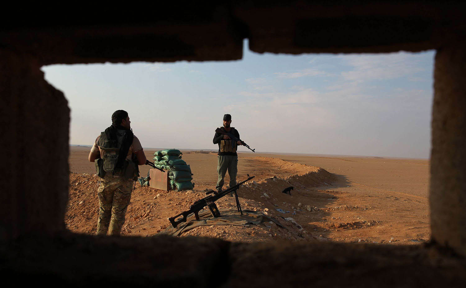 قوات من الحشد الشعبي على الحدود بين العراق وسوريا