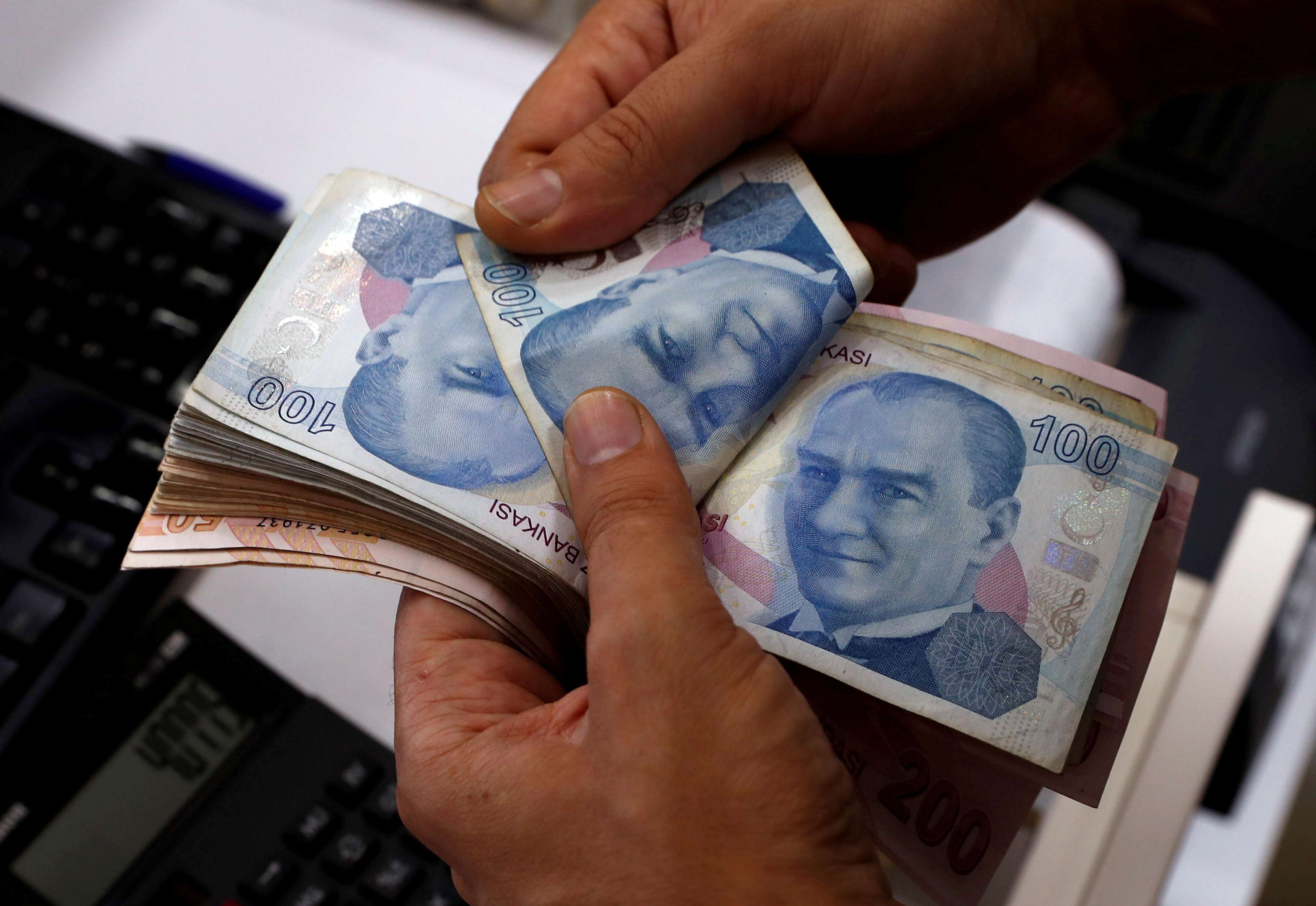 انهيار الليرة التركية وارتفاع نسبة البطالة ومعدل التضخم مؤشرات قوية على هشاشة الاقتصاد التركي