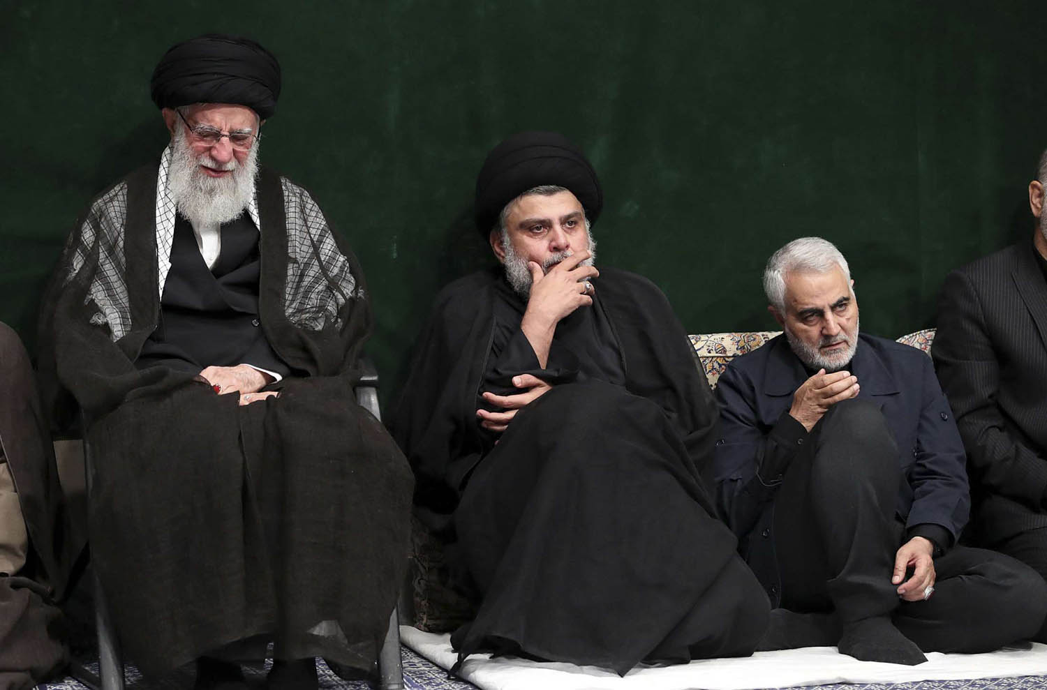 مقتدى الصدر يتوسط المرشد الأعلى علي خامنئي وقائد فيلق القدس قاسم سليماني