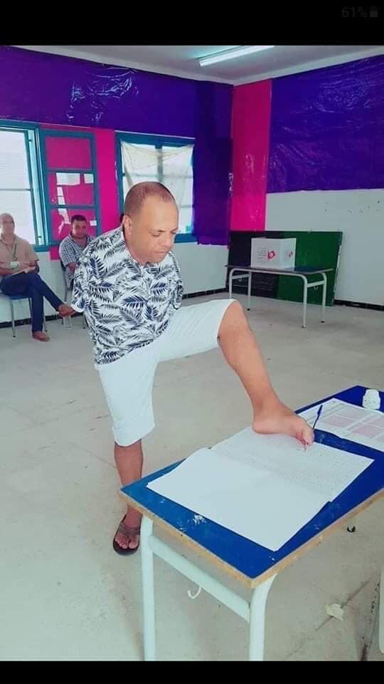 الاعاقة لم تمنعه من الادلاء بصوته