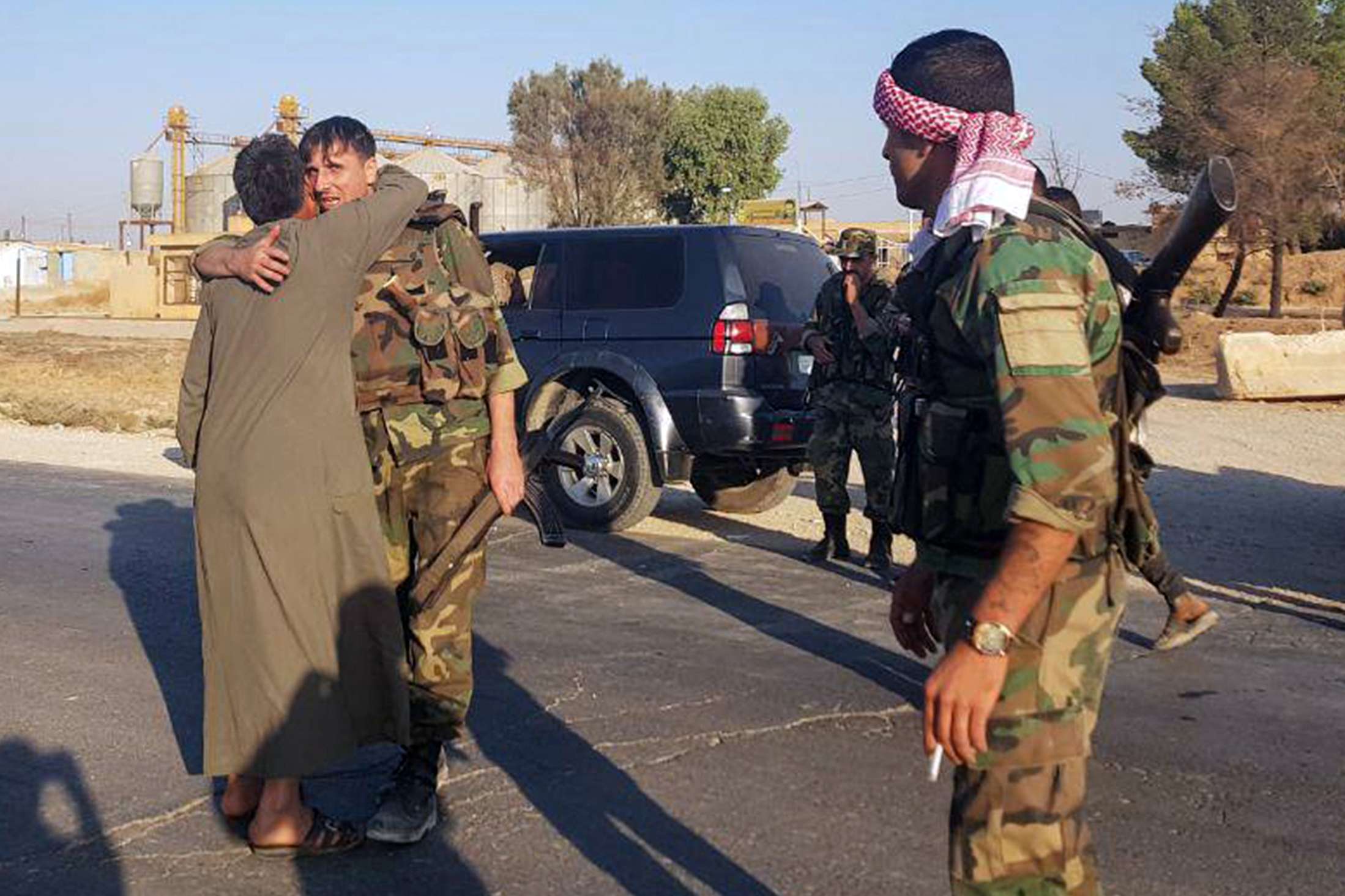 قوات النظام السوري تلقى ترحيب المدنيين بمدينة تل تمر 