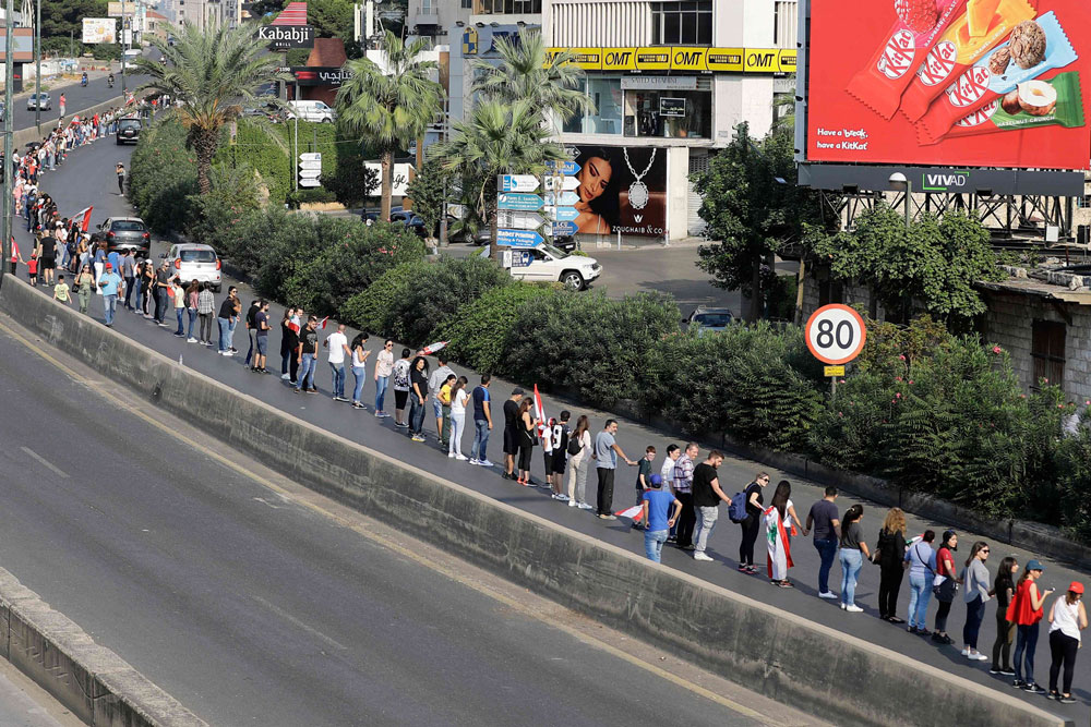 عشرات آلاف اللبنانيين ينتشرون على الطرق الرابطة بين مدن الجنوب والشمال 