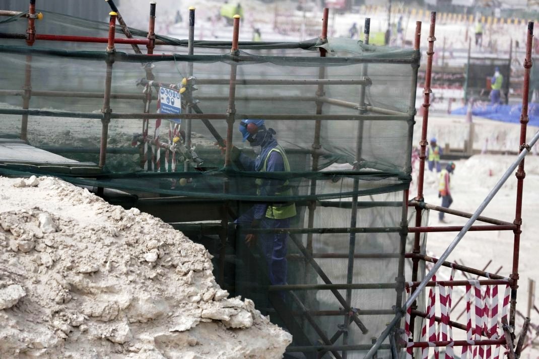 عامل نيبالي في احدى منشآت المونديال