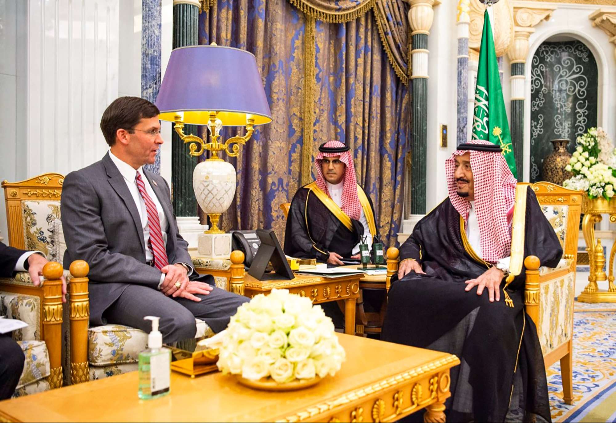 لقاء وزير الدفاع الأميكري بالعاهل السعودي