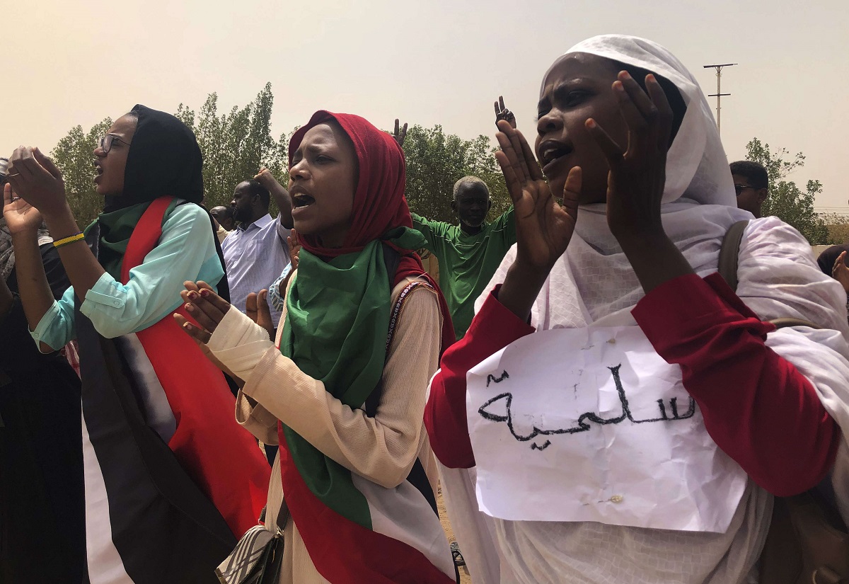 نساء سودانيات يشاركن في احتجاجات رفع أسعار الخبز في يونيو 2019