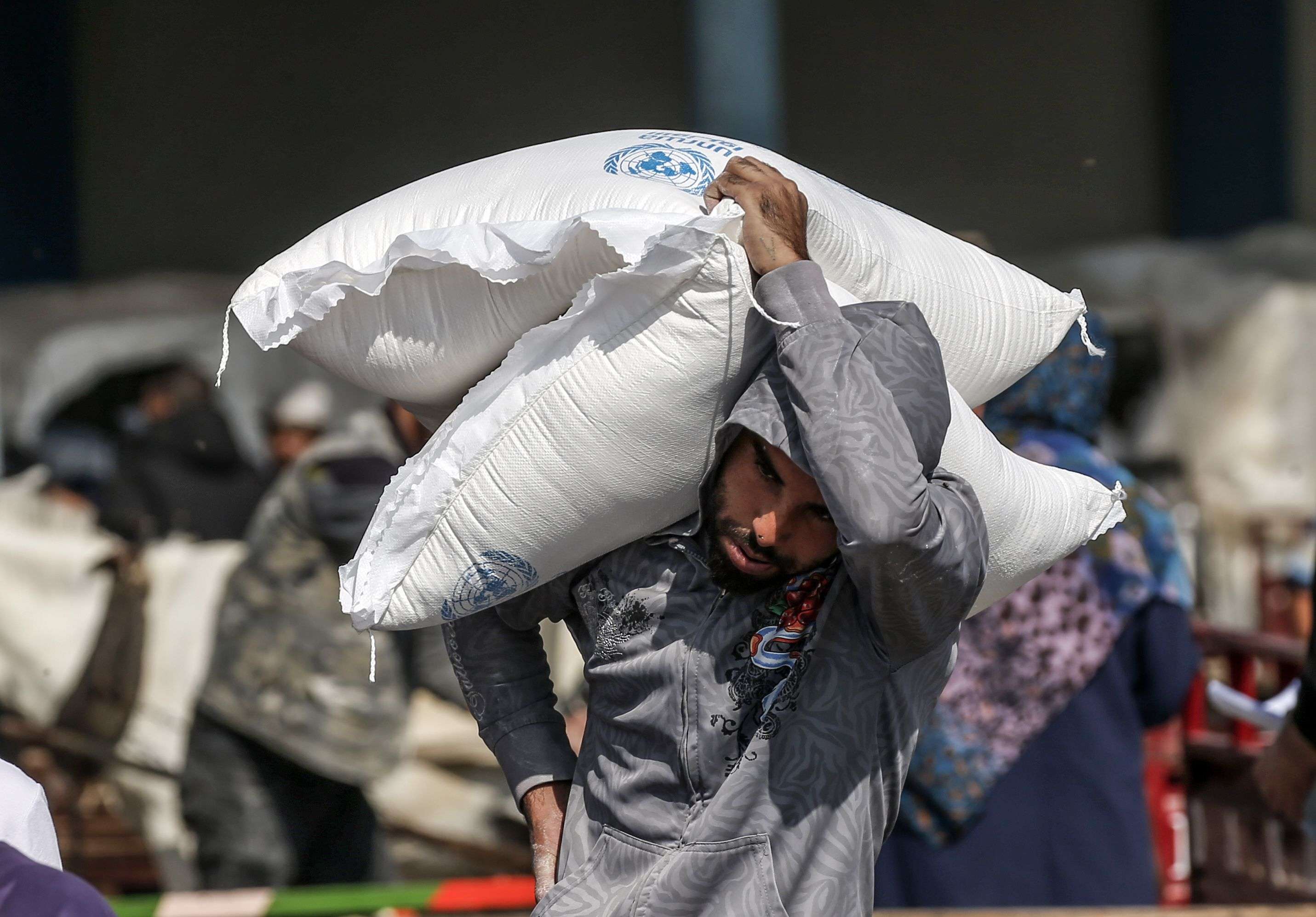 الشارع اللبناني يعاني يوميا فيما يتخاصم السياسيون على تقاسم السلطة