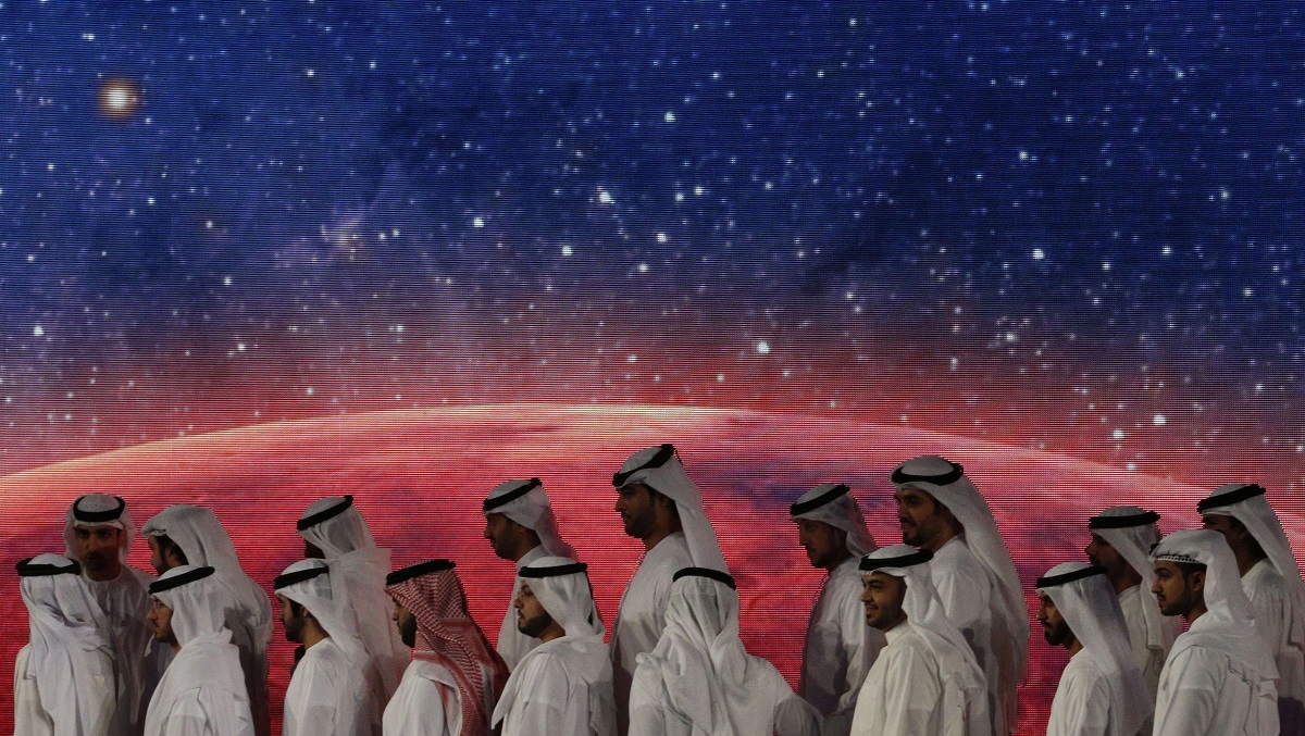 مهندسون وخبراء إماراتيون خلال احتفال جرى في العام 2015 للكشف عن مهمة المريخ