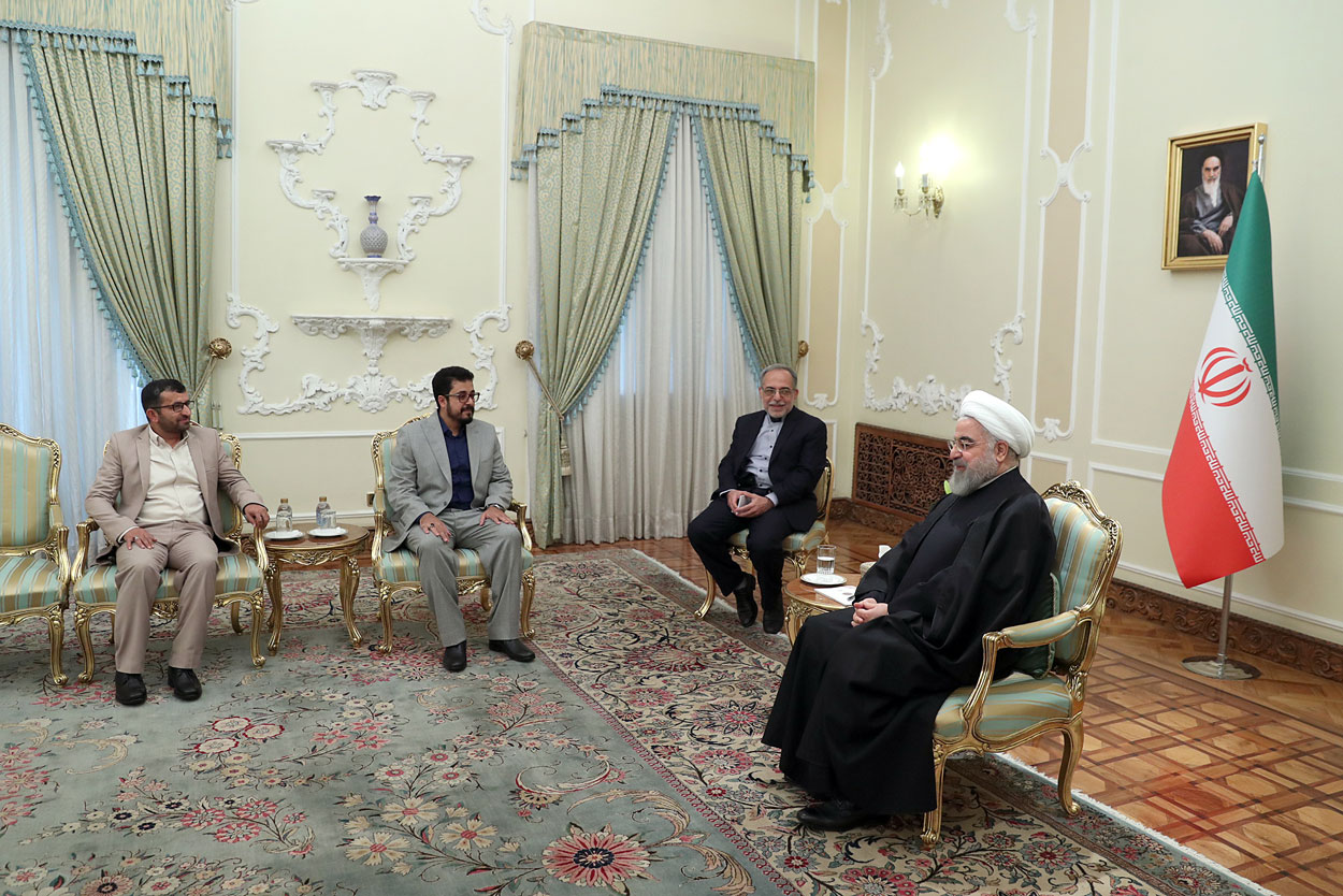 الرئيس الايراني حسن روحاني لدى استقباله سفير الحوثيين إبراهيم الديلمي