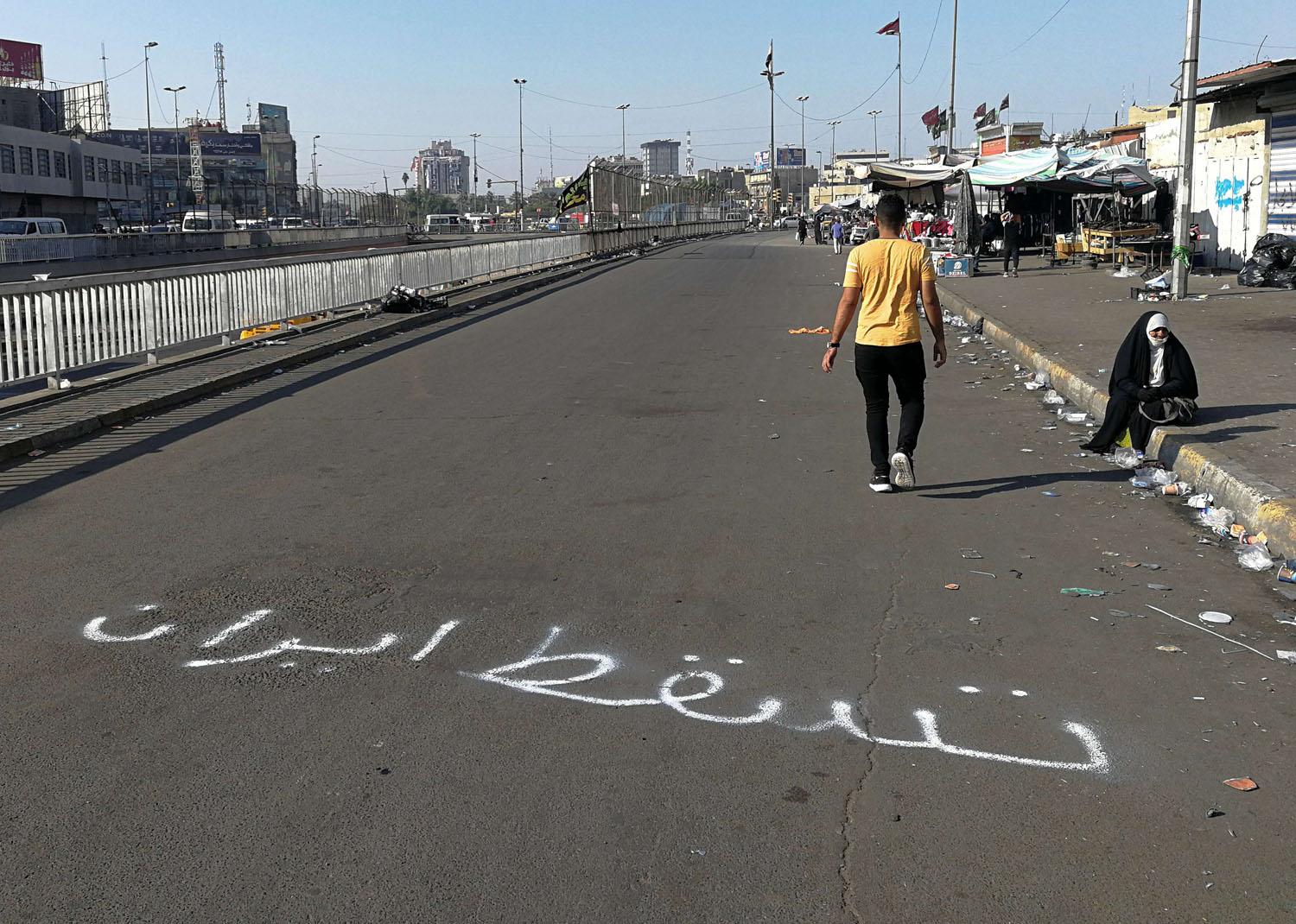 المحتجون يواجهون بصدور عارية التدخلات الايرانية في العراق ولبنان