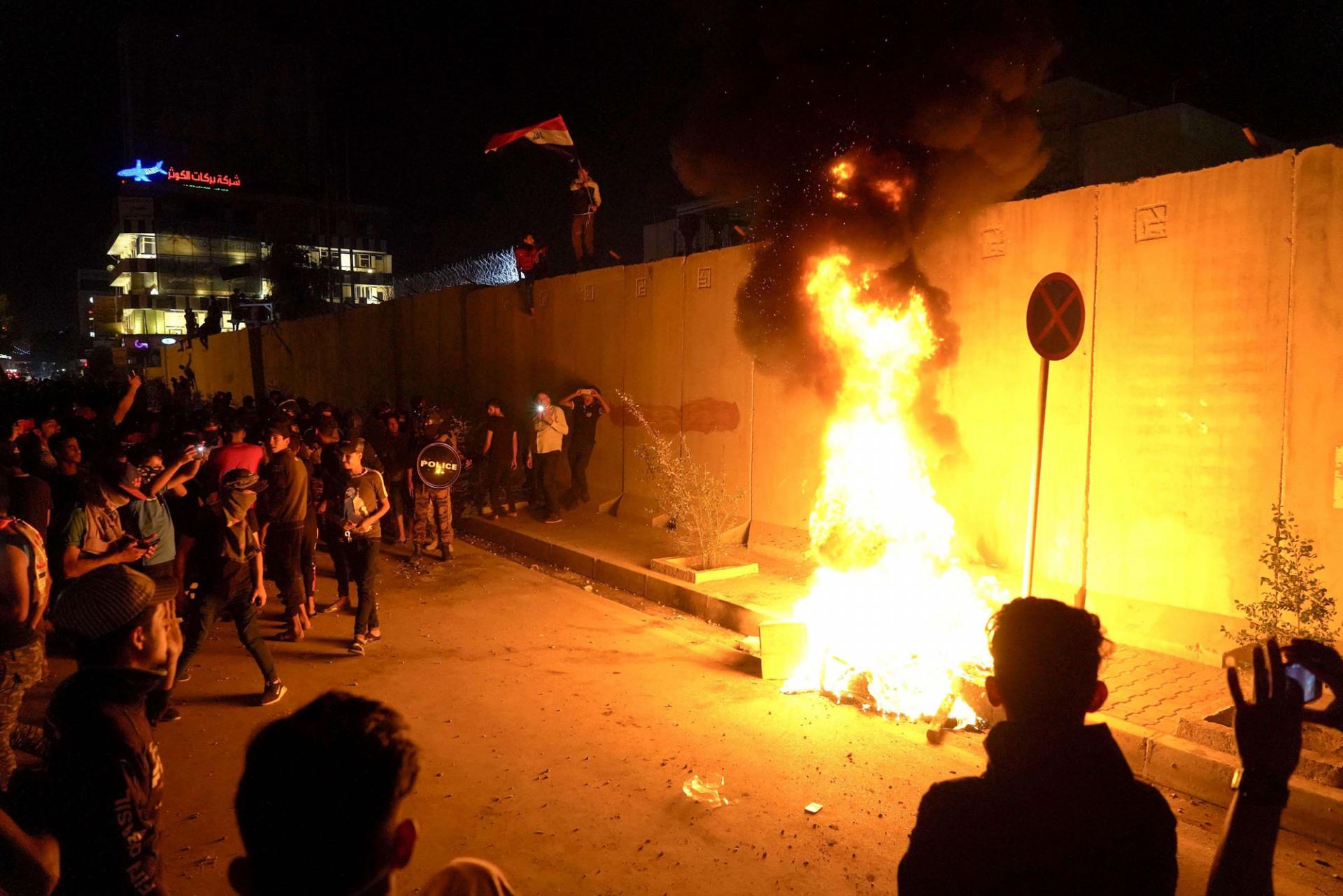 الاحتجاجات امام القنصلية الايرانية في كربلاء