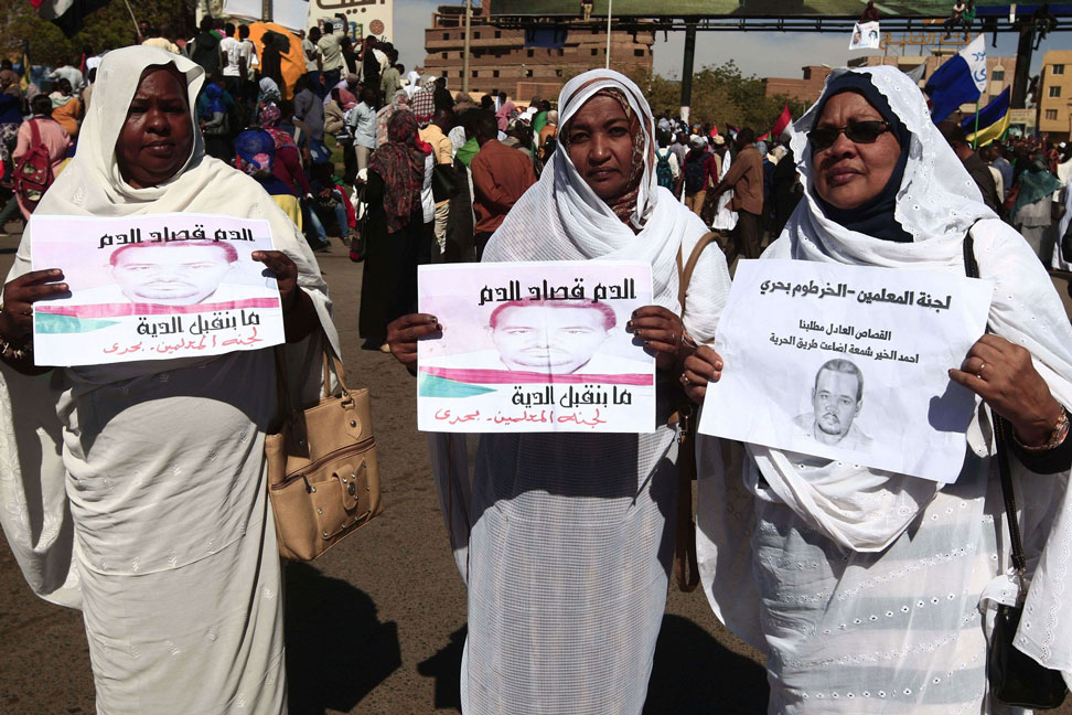 متظاهرون سودانيون