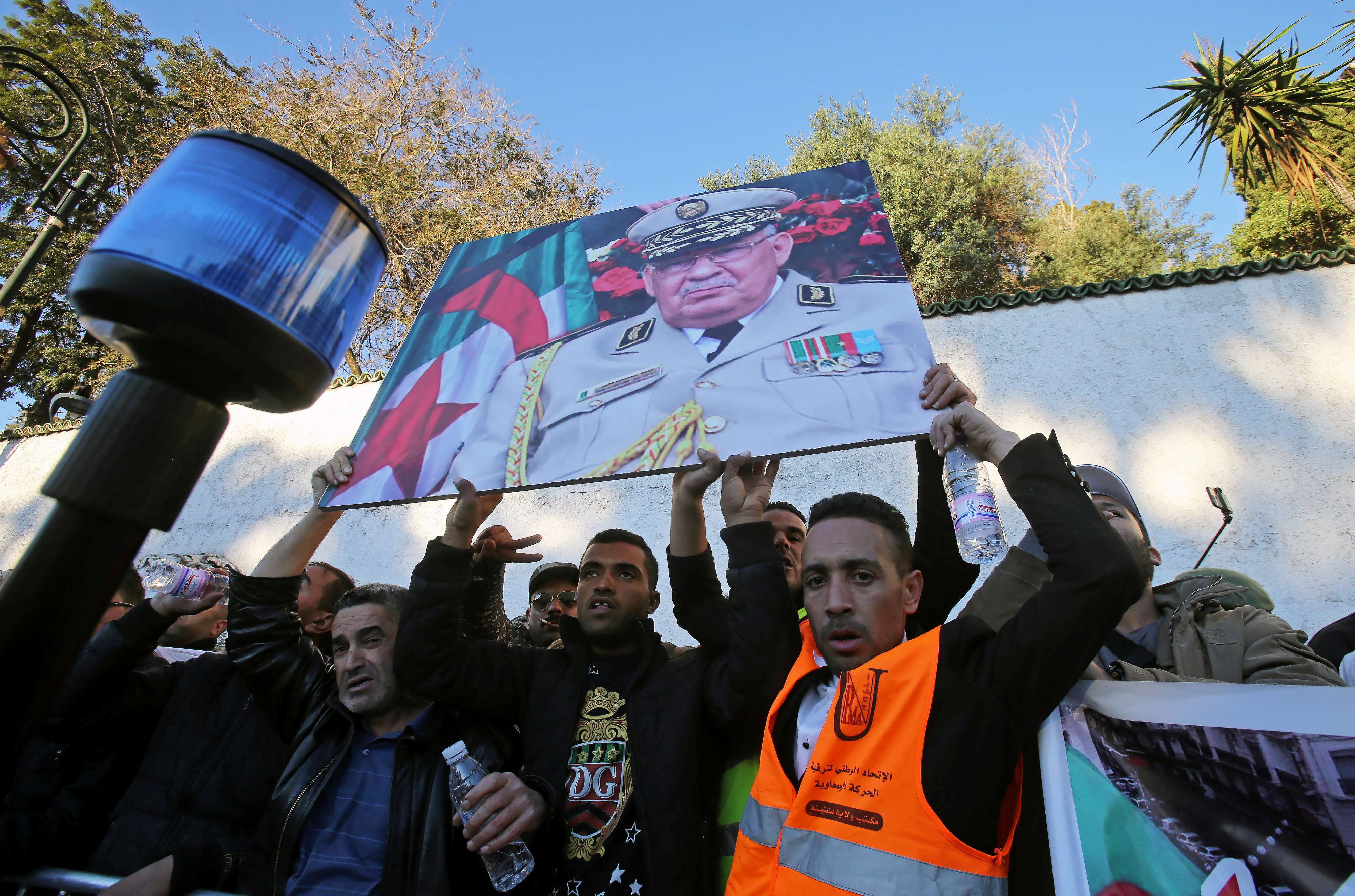 الحراك الجزائري يطالب بعد وفاة قايد صالح برحيل بقايا نظام بوتفليقة