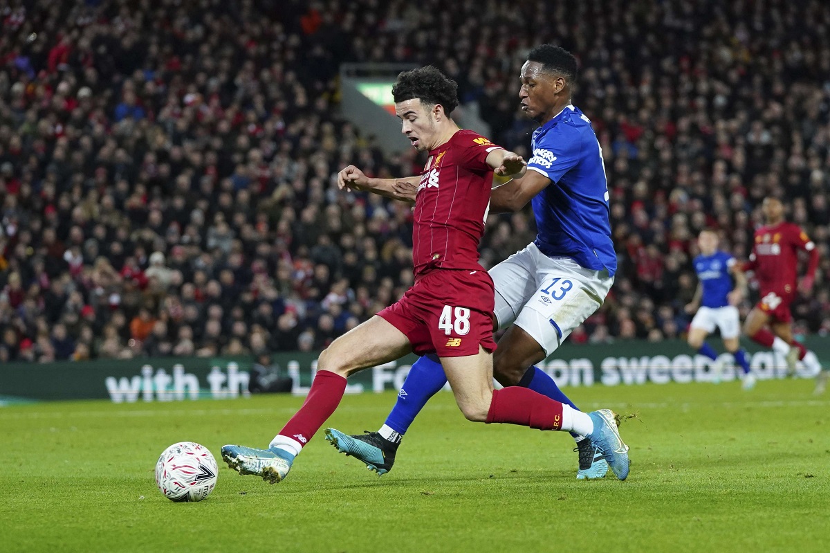 لاعب ليفربول كيرتيس جونز 