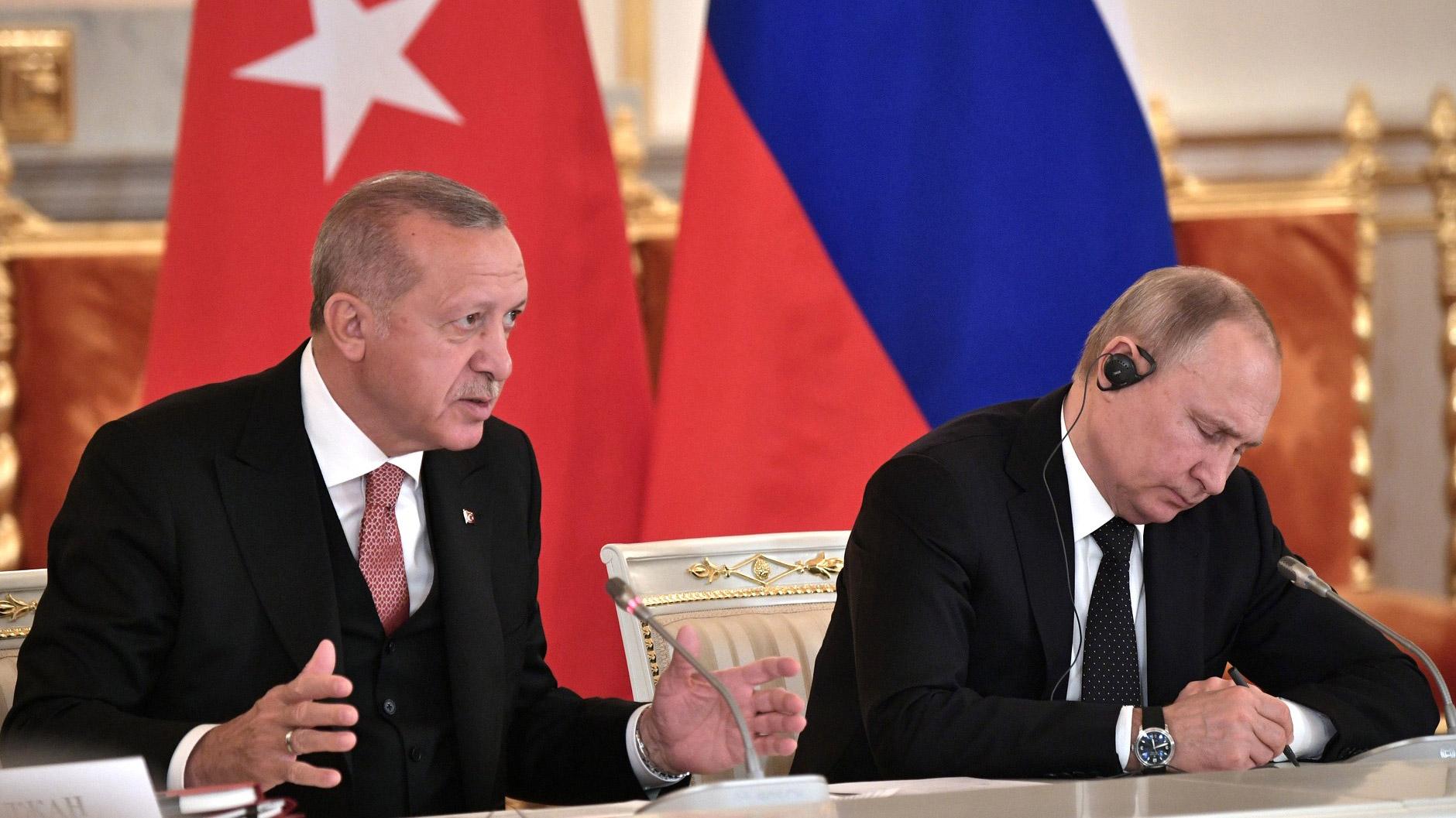 الرئيس التركي رجب طيب اردوغان ونظيره الروسي فلاديمير بوتين