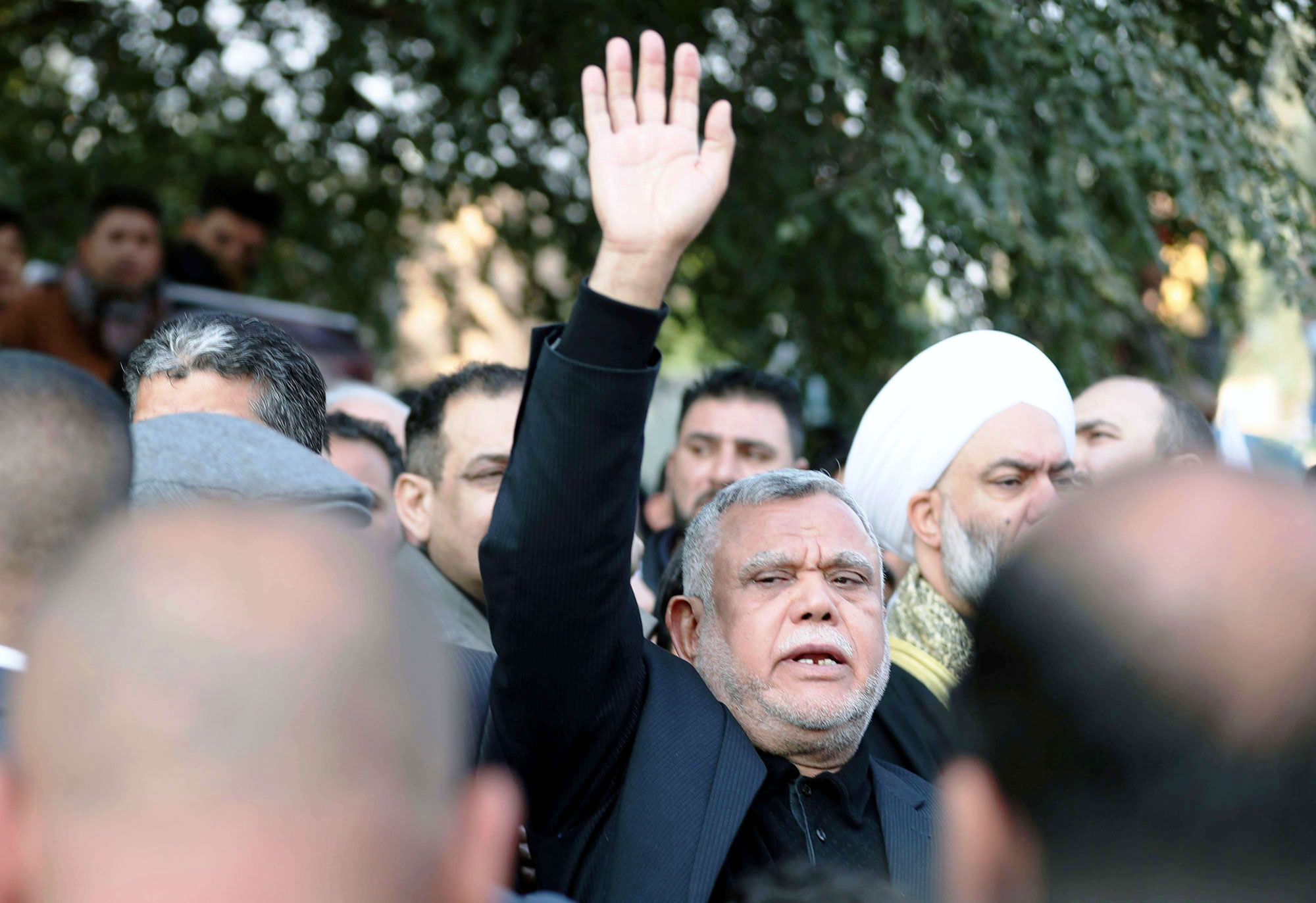قادة فصائل موالية لإيران تتقدم جنازة سليماني والمهندس