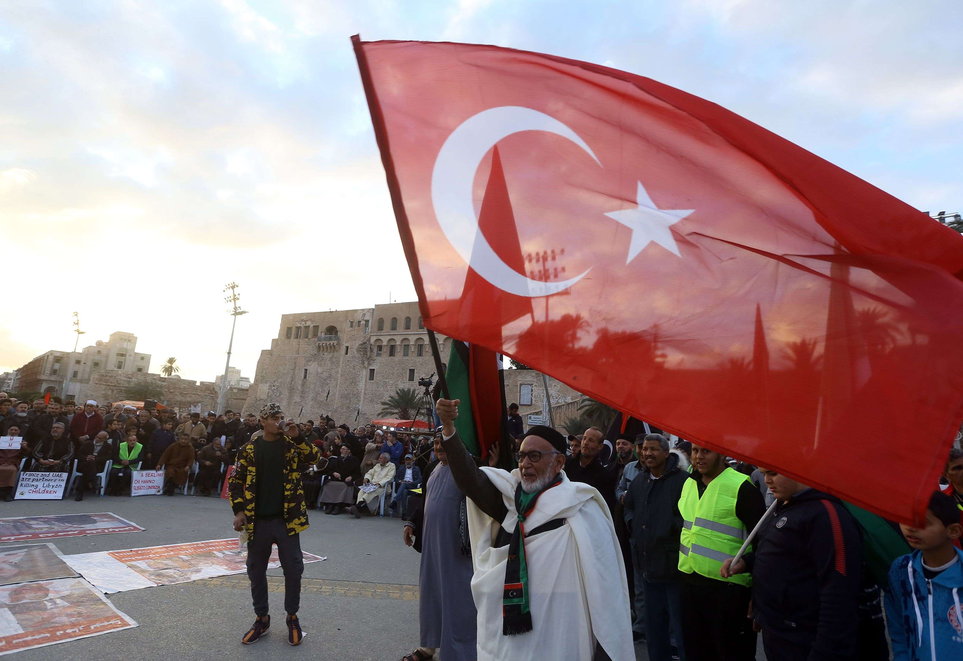 مقاتلون غير اتراك في ليبيا تحت راية الأتراك
