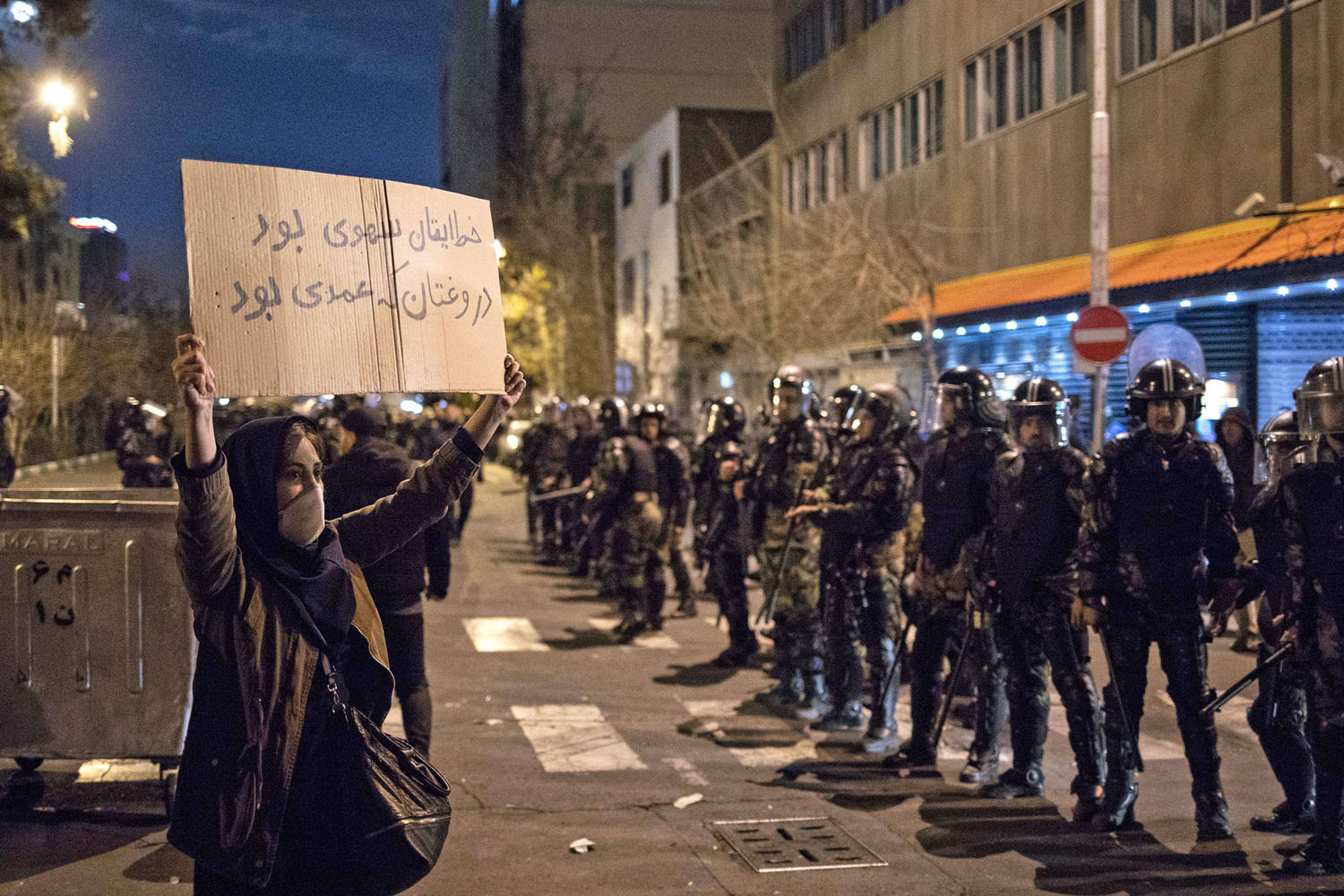ايران تسعى الى التهدئة مع تزايد الضغوط