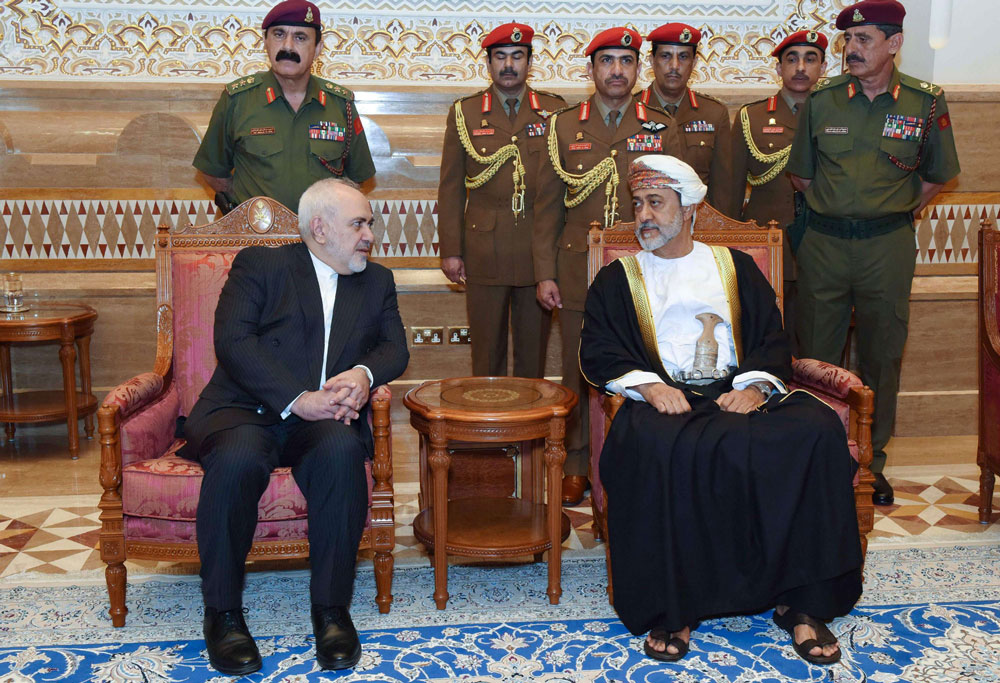 ظريف زار مسقط والتقى بسلطان عمان الجديد هيثم بن طارق لتقديم العزاء في وفاة السلطان قابوس