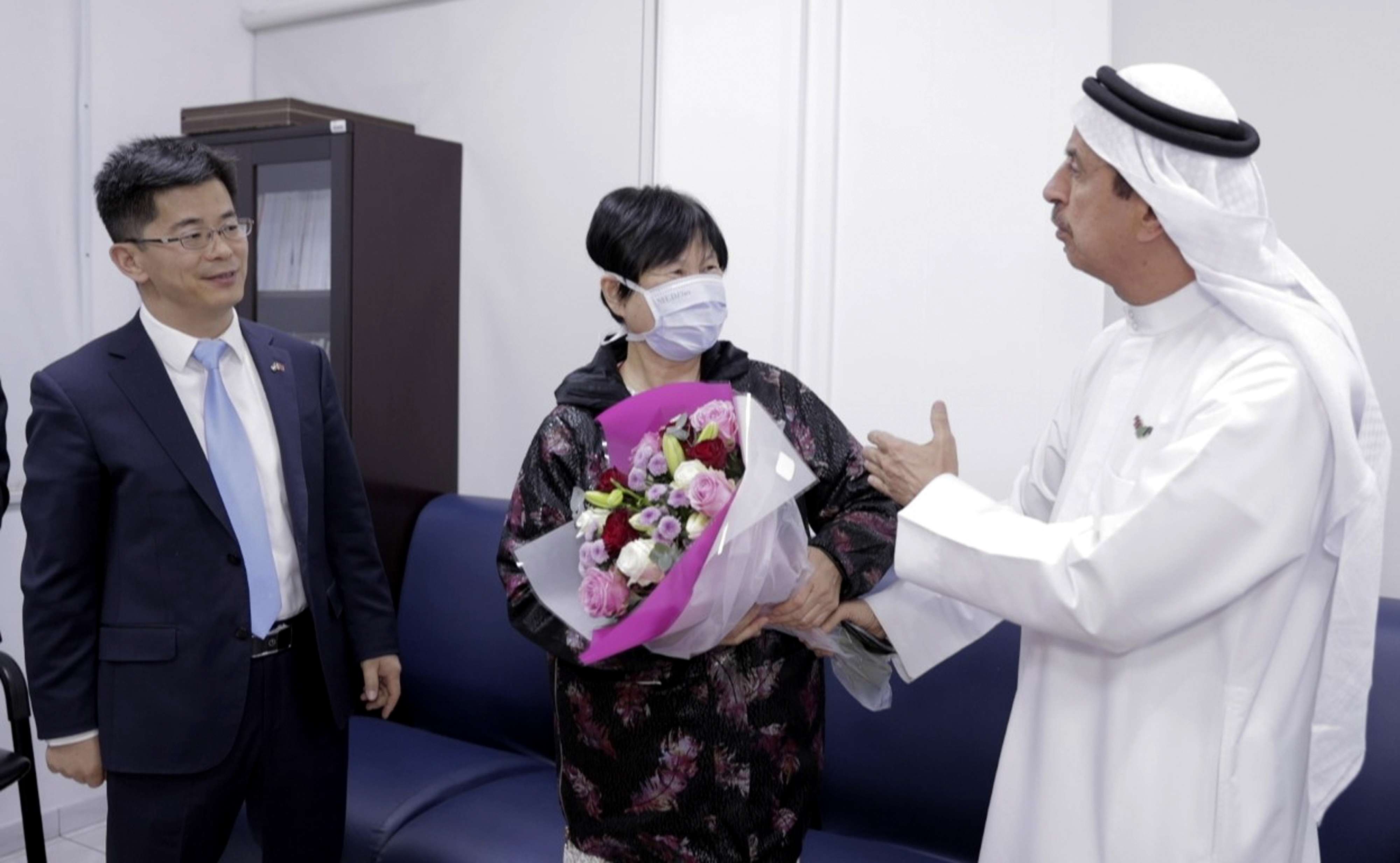 ليو يوجيا (وسط) تعبر عن امتنانها للإمارات بعد تعافيها من كورونا