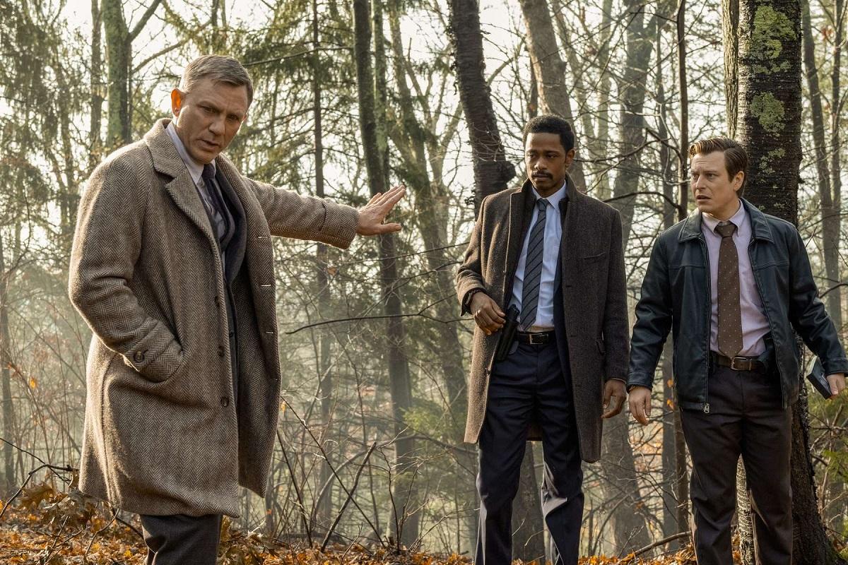 الممثل دانيال كريغ في مشهد من فيلم "نايفز آوت"