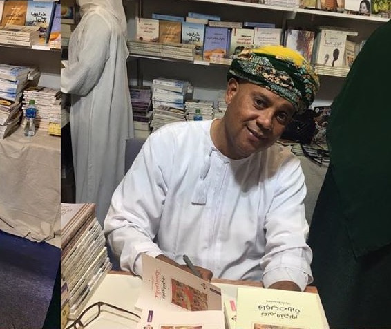 الكاتب نعيم فتح نور يوقع كتبه في معرض مسقط الدولي للكتاب (الصورة من صفحة دار الآن ناشرون وموزعون على فيسبوك)